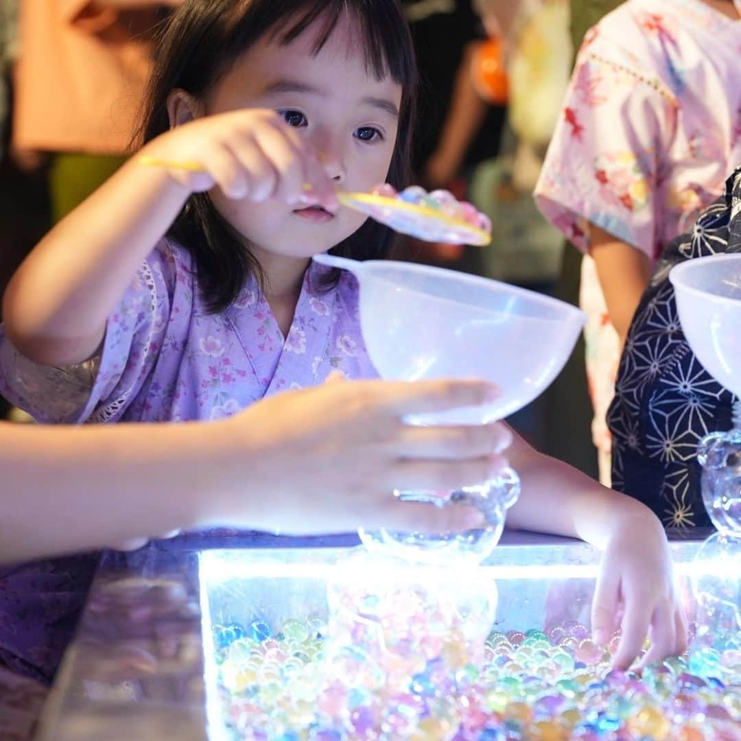 きりのさんのインスタグラム写真 - (きりのInstagram)「夏祭りに行ってきました🥰💕  このぷよぷよみたいなゼリーみたいなやつなんていう名前なんだろう笑  花火も観れて子ども達は大喜びでした🎆  きりちゃん去年は浴衣を着せたんですけど、着崩れて大変だったので今年は甚平にしました🤣  #夏祭りデビュー  #夏祭りコーデ」7月27日 21時07分 - kirino0808