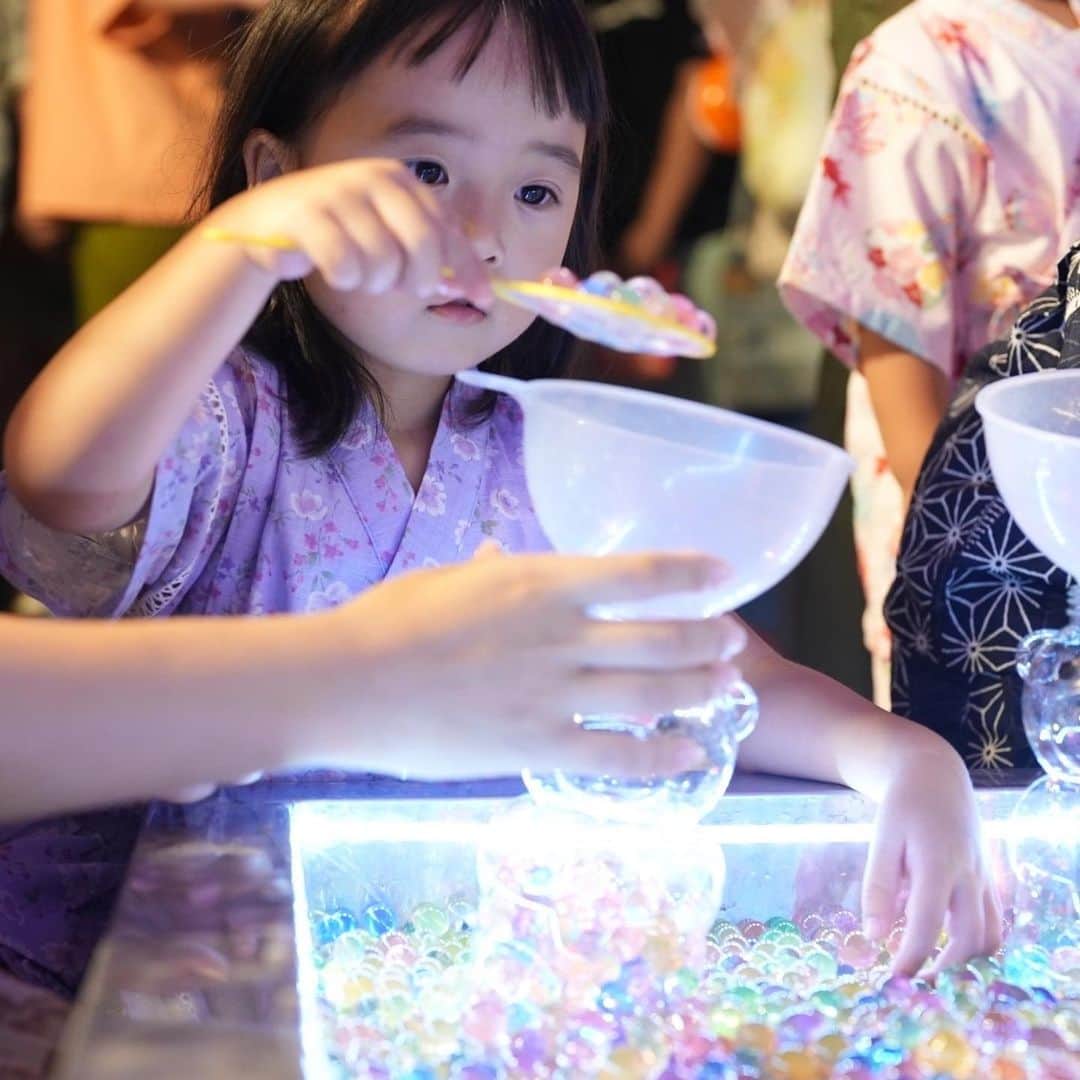 きりののインスタグラム：「夏祭りに行ってきました🥰💕  このぷよぷよみたいなゼリーみたいなやつなんていう名前なんだろう笑  花火も観れて子ども達は大喜びでした🎆  きりちゃん去年は浴衣を着せたんですけど、着崩れて大変だったので今年は甚平にしました🤣  #夏祭りデビュー  #夏祭りコーデ」