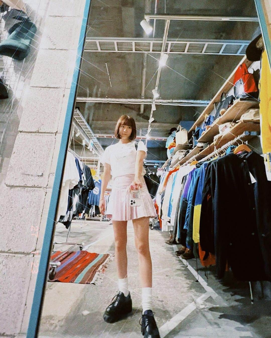 菜々香のインスタグラム：「こんばんわこんばんばん 暑すぎて溶けてはいないか☀️🍦🫠😩 わたしは溶けて固めて溶けての繰り返し  そういえばスレッズとTwitterの使い分けがあまりわからなくて、、さぁ、どーする？ って気分です。  そんなあたいの最近の気分は Tシャツにスカートに ローファーにルーズソックスです🐈‍⬛💟  #fashion #ootd #code #コーディネート #コーデ #coordinate #outfit #私服 #style #ルーズソックス#look#japan#菜々香#nanaka」