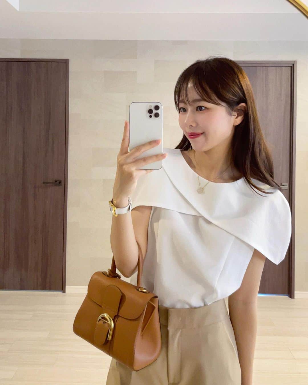 ハンナミのインスタグラム：「🤳🏻🧡  お気に入りのDahliaブラウス ♩  blouse, pants #eneu bag #delvaux」