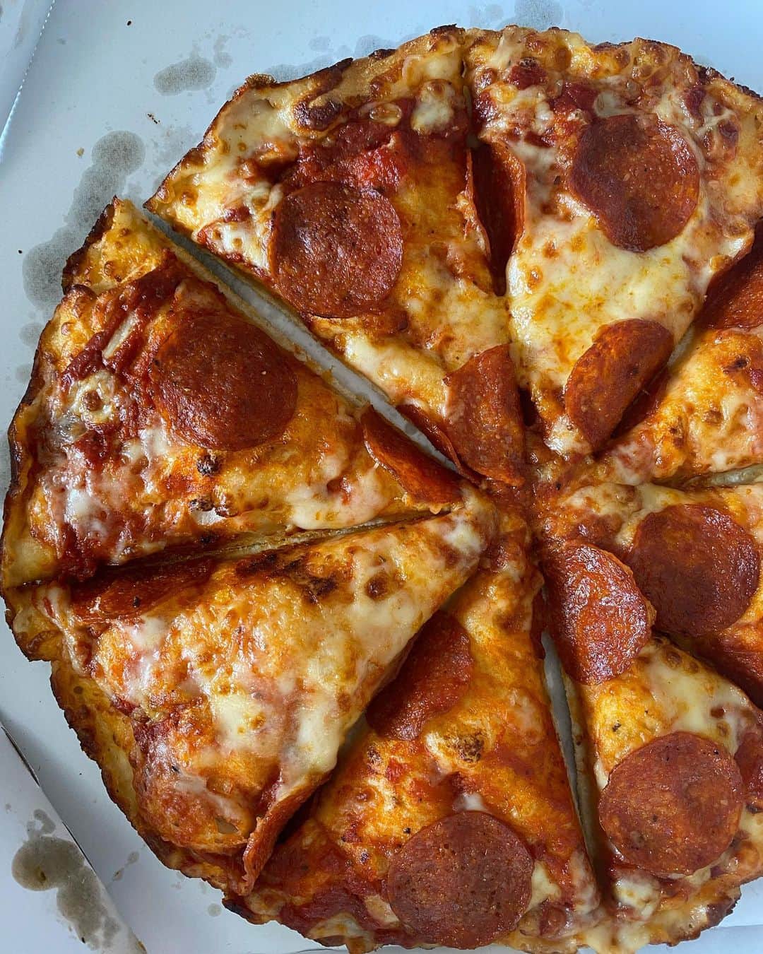 森田えりかのインスタグラム：「🍅🍅🍅 トマトみたいなジュエリーでしょ、って母に見せたら、 ハンコの朱肉みたいねと返ってきた。 あ、そうか。そう来たか。 感性は色々、人それぞれ 指輪も不思議と日により色が違ってみえる🍅♥️すごくお気に入り #pizza #mariehelenedetaillac」