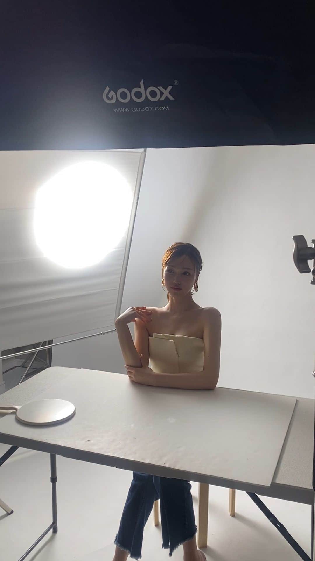 石川晶子（あきぽよ）のインスタグラム：「韓国スタジオで撮影しました🤍🤍 @mirrorbyme_tokyo   まだレタッチ前のものですが ちょっとだけチラ見せ🫣  完成はまた後ほどUPします🌻  #韓国スタジオ撮影 #スタジオ撮影#韓国コスメ #韓国ファッション#韓国スタジオ #撮影モデル #撮影データ」