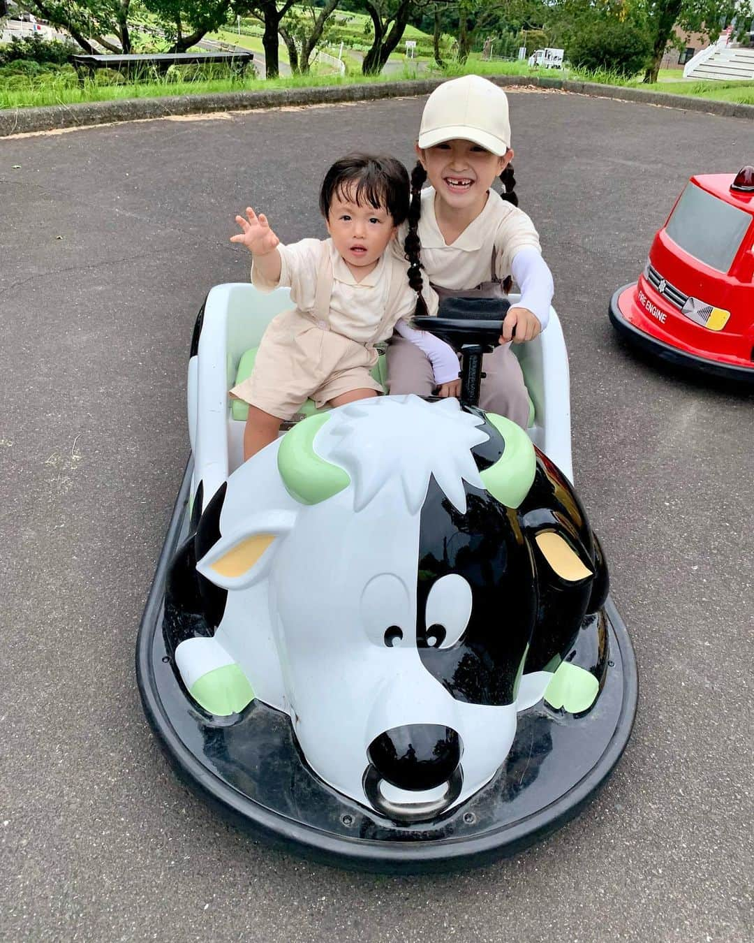 satomiさんのインスタグラム写真 - (satomiInstagram)「🌻🌻🌻  #公園コーデ ✨  りいなはゴーカートが楽しくて ２回乗りました🏎  ふうとはまだ乗れる年齢じゃなくて ざんねん😖 大きくなったら乗ろうね〜！！  🧒🏻 tops / salopette #バースデイ #cottoli sandalm #バースデイ#teteatete   👧🏻 cap / sandal #shein tops #バースデイ #cottoli salopette #glowbalwork   👩🏻 cap /salopette #しまむら #talbyyumi  tops #しまむら #terawearemu × #talbyyumi  sandal #しまむら #terawearemu   #7歳 #1歳7ヶ月 #生後19ヶ月 #令和3年ベビー #6歳差 #6歳差姉弟 #姉弟 #小学生 #小学2年生 #小2 #riina93linkcode #リンクコーデ  #姉弟コーデ #姉弟リンクコーデ #親子リンクコーデ #淡色コーデ #プチプラコーデ  #公園 #公園あそび #ひまわり」7月27日 21時22分 - riina.93