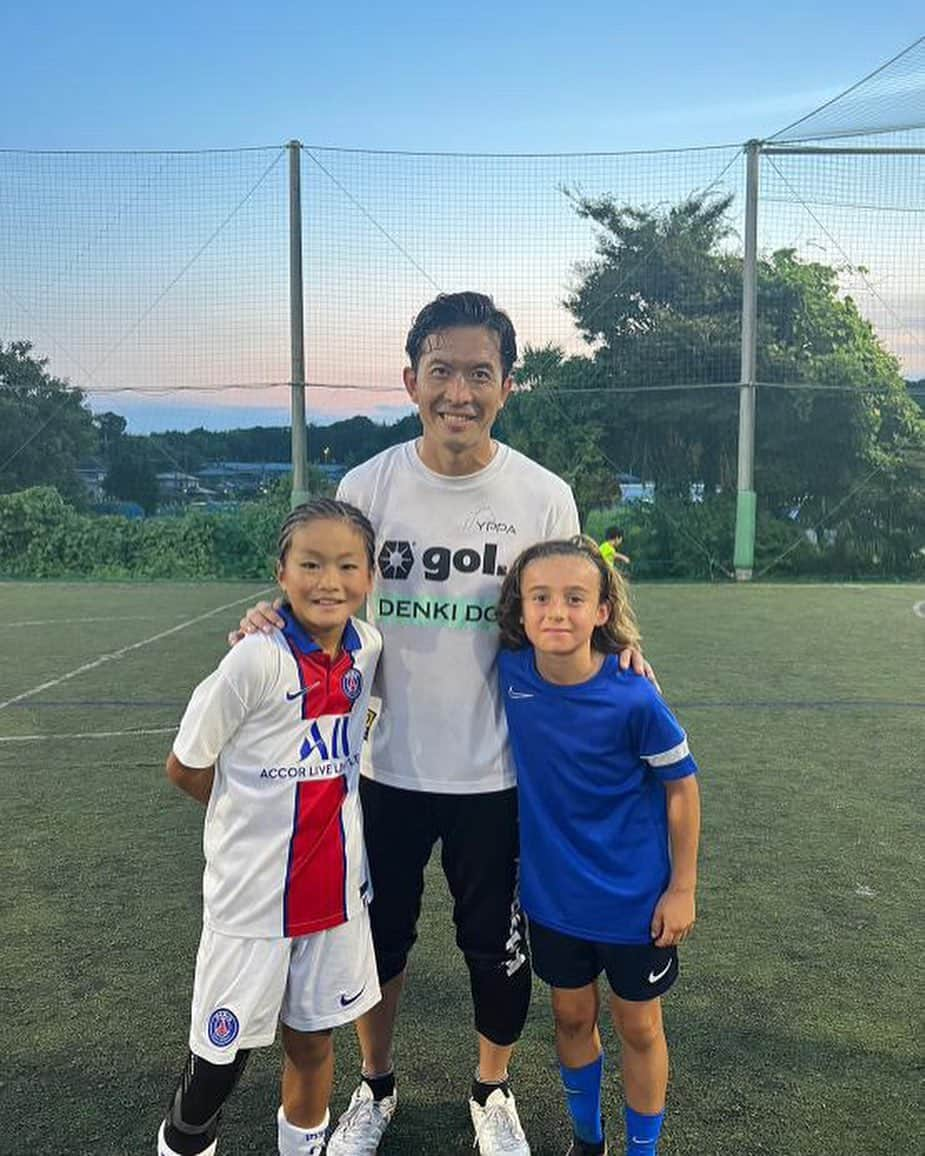 太田吉彰さんのインスタグラム写真 - (太田吉彰Instagram)「『YOSHIAKIPEAKPORFORMANCEACADEMY』  太田吉彰サッカーアカデミー　新横浜校に スペイン🇪🇸からFCバルセロナカンテラ所属の @aran.aparicio_av  フランス🇫🇷から来シーズンよりパリサンジェルマンU-12 所属の　@noel_foot2012  が参加し、アカデミー生と一緒にトレーニングしました。 アカデミー生には、すごく刺激になったと思います。 参加してくれてありがとう。 @kimitoshinougawa  ヨーロッパからありがとうございました😊　　  #サッカースクール　#サッカー教室　#サッカーアカデミー　#トレーニング  #サッカー　#小学生　#太田吉彰　#太田吉彰サッカーアカデミー　#yoshiakipeakperformanceacadeny  #神奈川　#東京　#新横浜　#横浜　#品川　#天王洲アイル　#小机 #フットサルクラブ東京横浜国際コート」7月27日 21時23分 - yoshiakiohta09