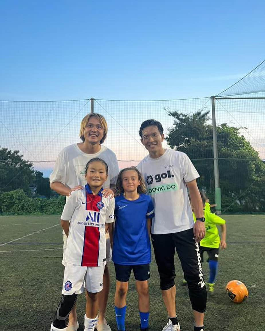 太田吉彰さんのインスタグラム写真 - (太田吉彰Instagram)「『YOSHIAKIPEAKPORFORMANCEACADEMY』  太田吉彰サッカーアカデミー　新横浜校に スペイン🇪🇸からFCバルセロナカンテラ所属の @aran.aparicio_av  フランス🇫🇷から来シーズンよりパリサンジェルマンU-12 所属の　@noel_foot2012  が参加し、アカデミー生と一緒にトレーニングしました。 アカデミー生には、すごく刺激になったと思います。 参加してくれてありがとう。 @kimitoshinougawa  ヨーロッパからありがとうございました😊　　  #サッカースクール　#サッカー教室　#サッカーアカデミー　#トレーニング  #サッカー　#小学生　#太田吉彰　#太田吉彰サッカーアカデミー　#yoshiakipeakperformanceacadeny  #神奈川　#東京　#新横浜　#横浜　#品川　#天王洲アイル　#小机 #フットサルクラブ東京横浜国際コート」7月27日 21時23分 - yoshiakiohta09