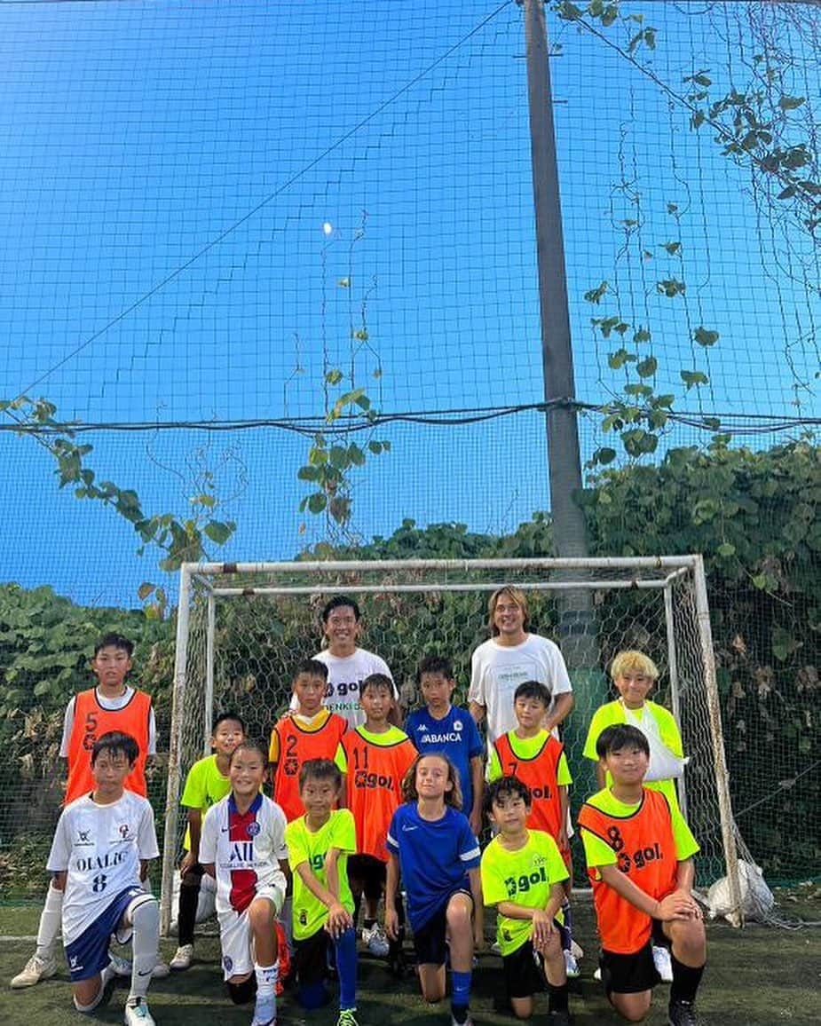 太田吉彰のインスタグラム：「『YOSHIAKIPEAKPORFORMANCEACADEMY』  太田吉彰サッカーアカデミー　新横浜校に スペイン🇪🇸からFCバルセロナカンテラ所属の @aran.aparicio_av  フランス🇫🇷から来シーズンよりパリサンジェルマンU-12 所属の　@noel_foot2012  が参加し、アカデミー生と一緒にトレーニングしました。 アカデミー生には、すごく刺激になったと思います。 参加してくれてありがとう。 @kimitoshinougawa  ヨーロッパからありがとうございました😊　　  #サッカースクール　#サッカー教室　#サッカーアカデミー　#トレーニング  #サッカー　#小学生　#太田吉彰　#太田吉彰サッカーアカデミー　#yoshiakipeakperformanceacadeny  #神奈川　#東京　#新横浜　#横浜　#品川　#天王洲アイル　#小机 #フットサルクラブ東京横浜国際コート」