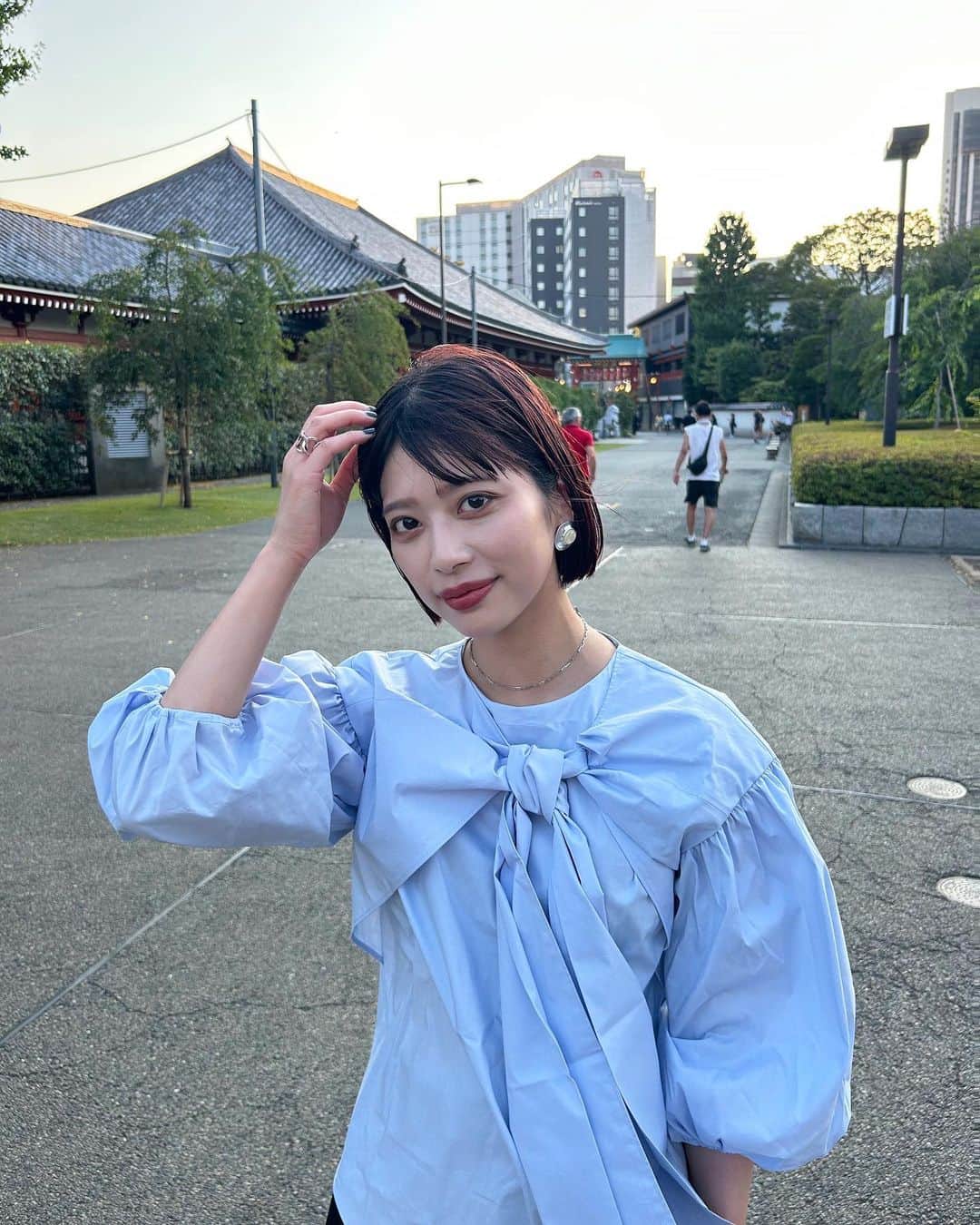 のインスタグラム：「.  ずっと届くの楽しみにしてた @_josemoon_ のトップス💙 ⁡ ⁡ ⁡ 天才カメラマンに撮ってもらいました☺︎ ⁡ @ikura_ikuram  ⁡ ⁡ ⁡ ⁡ ⁡ ⁡ ⁡ #josemoon #ブラウスコーデ #ブラウス #キレイめコーデ #キレイめカジュアル #休日コーデ #夏コーデ」