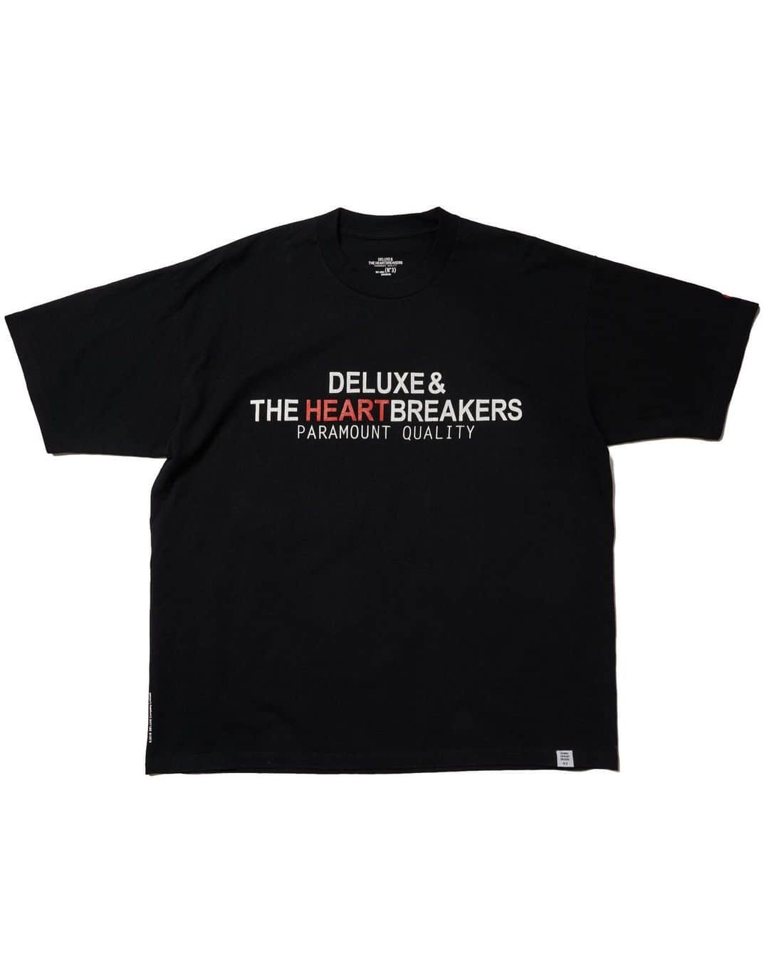 のインスタグラム：「DELUXE x BEDWIN COLLABORATION ITEMS 2023.07.29(sat)11:00am  両社のオフィシャルECサイト及びDAYZ MIYASHITA PARK、公式オンラインストア＜DAYZ ARCHIVES＞、DELUXEオフィシャルディーラーでのローンチです。   2023年、20周年の節目に際し最も付き合いが深く、東京ストリートのシーンをともに牽引していきた盟友BEDWIN & THE HEARTBREAKERSとのコラボレーションを2023年4月続き、再び行うことが決定いたしました。今回、コラボレーションピースとして完成させたのは1型のショートスリーブTシャツ。 前身頃胸元、背面襟下DELUXE & THE HEARTBREAKERSのコラボレーションロゴのクラックプリント、身幅にゆとりのあるボックスシルエット。2色4サイズ展開。  #deluxe_jp#bedwinandtheheartbreakers」