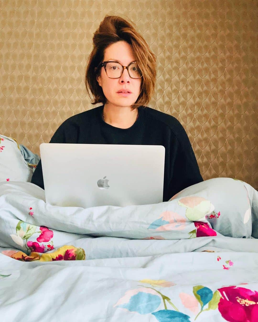 ミッチェル・コリンズのインスタグラム：「It’s Thursday morning, I’m in a sweatshirt, under my duvet, macbook on lap, firing up the latest episode of @justlikethatmax… and this is the very first scene… Carrie in bed, same duvet, sweatshirt, computer. If only my luscious locks were back!! Between this and the Gloria Steinem house party episode, putting the ep on menoPAUSE (kill me) to say there have been Sex and the City 2 2 2 MANY COINCIDENCES. And yes, I used the Adan filter. #andjustlikethat」