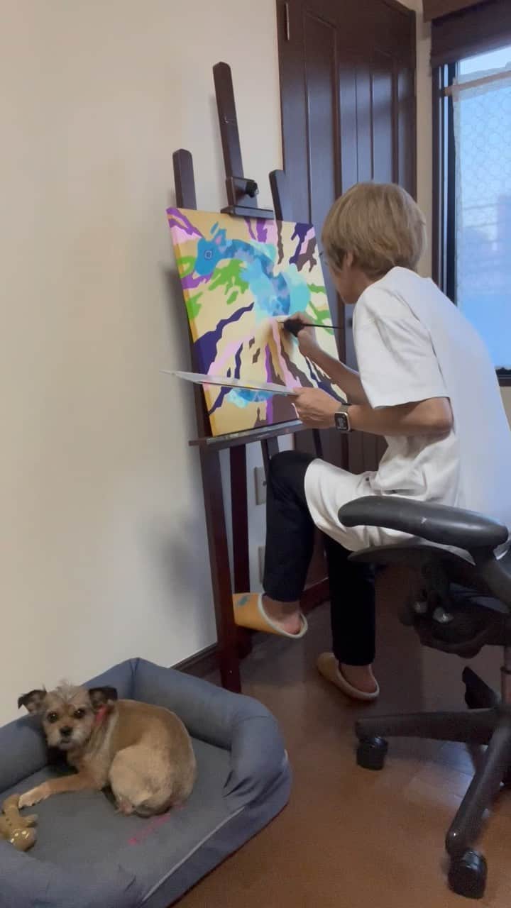 松尾たいこのインスタグラム：「《猛烈制作中》ご無沙汰でーす。朝の犬のお散歩以外、ほぼアトリエにこもって描きまくり😆  今日は朝7〜10時、13〜19時まで9時間ノンストップ✋  ようやく全貌が見えてきた！明日には完成予定。でもまだまだ描きたい&まだまだ足りないっ。  ※私の作品への質問やお問い合わせはお気軽に⠀ ⠀ 「見えないけれど　つながっている」⠀ 「会えないからこそ　いとおしい」⠀ 森羅万象・花鳥風月・四元素(五元素)・二十四節気など日本をテーマに作品を作っています。⠀ この絵の中にもつながりを。⠀ ⠀ #japaneseartist #liveintokyo #myartwork #acrylicpainting #lovejapan #modernartist #contemporarypainting #contemporaryartist ⠀ #colorfulartwork⠀ #kawaii #arigato⠀ #happycreativelife #staycolorfullycreative⠀ #loveny #lovehongkong #lovetaiwan #lovesingapore #lovekorea⠀ ⠀ #現代アート #現代美術 #現代アーティスト #森羅万象 #五行思想 #八百万の神 #花鳥風月 ⠀ #神社好きな人と繋がりたい⠀ @holbein_art ⠀ @holbeinartistmaterials」