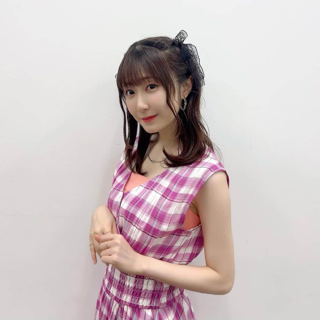 日高里菜のインスタグラム：「⁑  昨日は一年ぶりの「まおりゅう開発観察日記」でした！  デザインやモーション、こだわりを細かいところまで感じられて 終始テンション上がりっぱなしでした✨  やっぱり自分の担当する子が愛されてる！って実感できると それはもう、たまらなく嬉しくなっちゃうんですよね☺️(笑)  ランキングの発表もありましたが いつもプレイしてくれる皆さんありがとうございます！  ボイス収録もいつも楽しく行っておりますので 引き続きよろしくお願いします✨  衣装も髪型もミリム成分をっ！ いつもよりガーリー寄りだった気がする！  #転スラ #まおりゅう #ミリム」