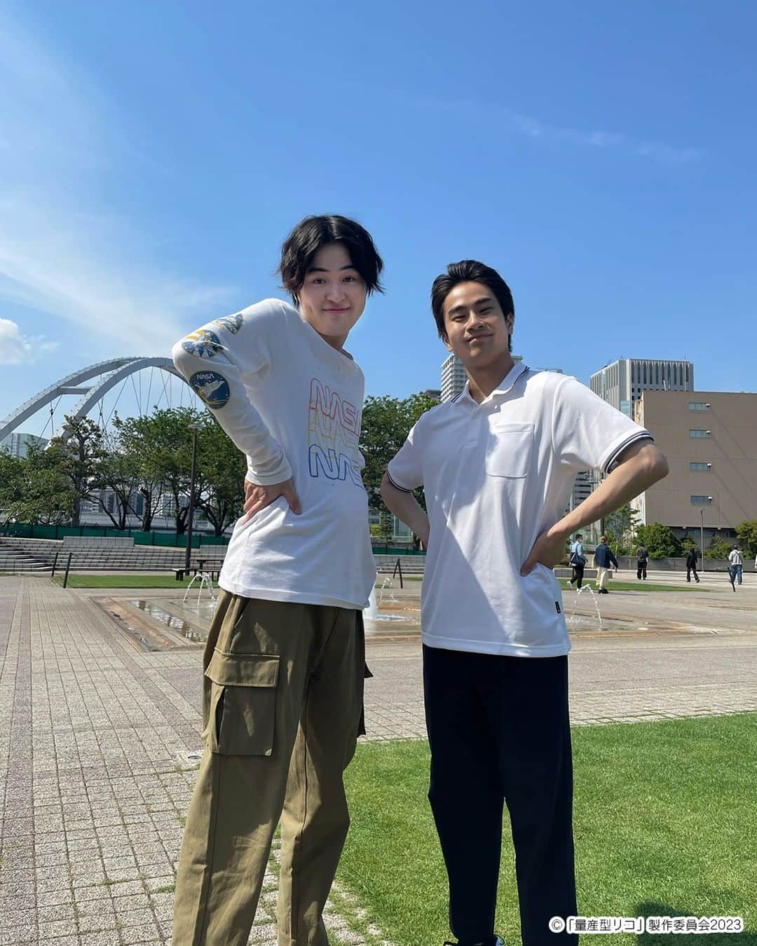 量産型リコ-プラモ女子の人生組み立て記-のインスタグラム：「. 犬塚さんの好きな宇宙を 感じさせるロンTの真司＆ 基本白系な浅井📸  今回も少しだけぶつかってしまいますが、 根っこの部分で仲良しな真司＆浅井なのです。  #量産型リコ  #望月歩 #前田旺志郎 #今夜24時30分放送」