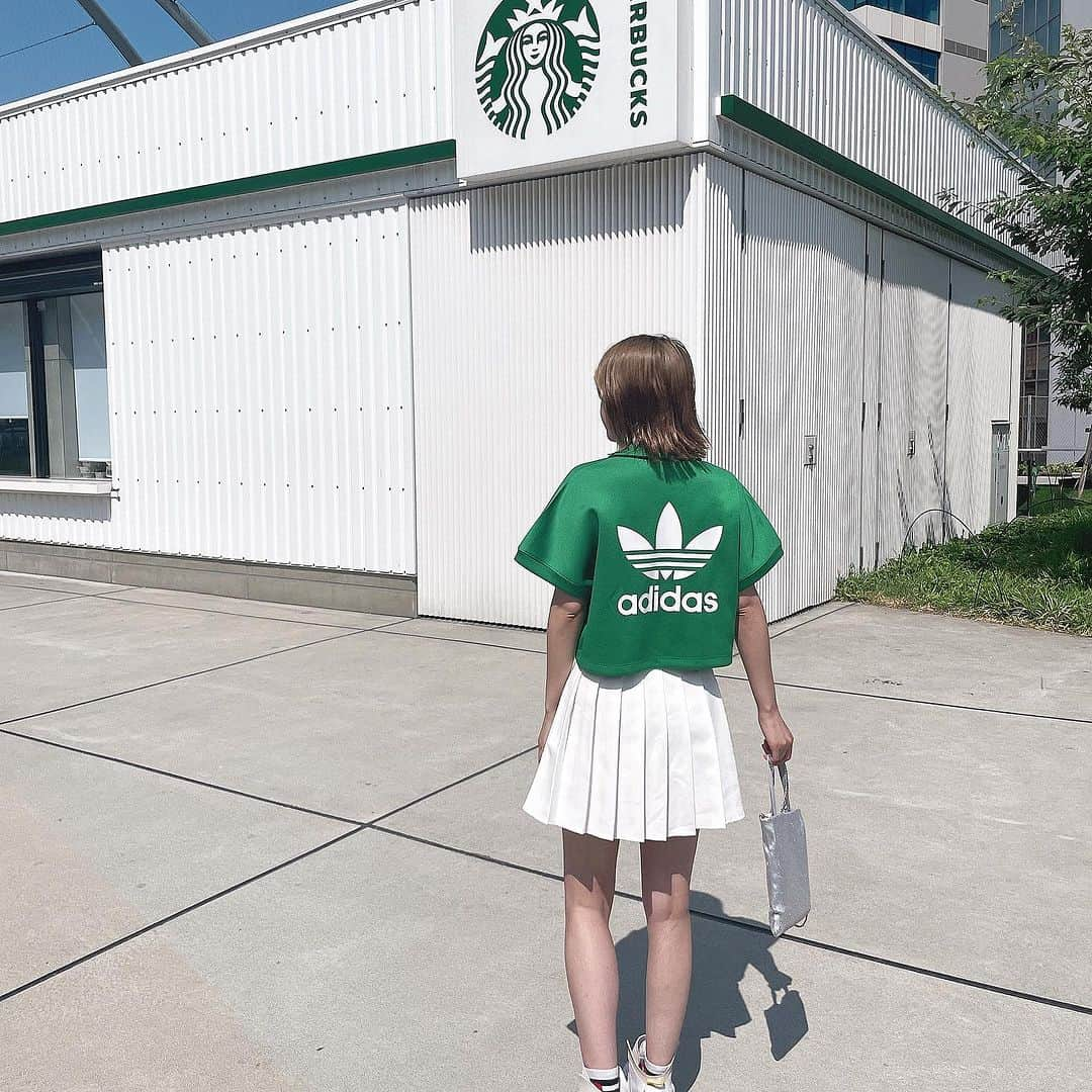 えなちぃのインスタグラム：「このポロシャツ鬼可愛くて 即決した💚 骨格ストレートの苦手部分を 大隠ししてくれてありがたい😍」