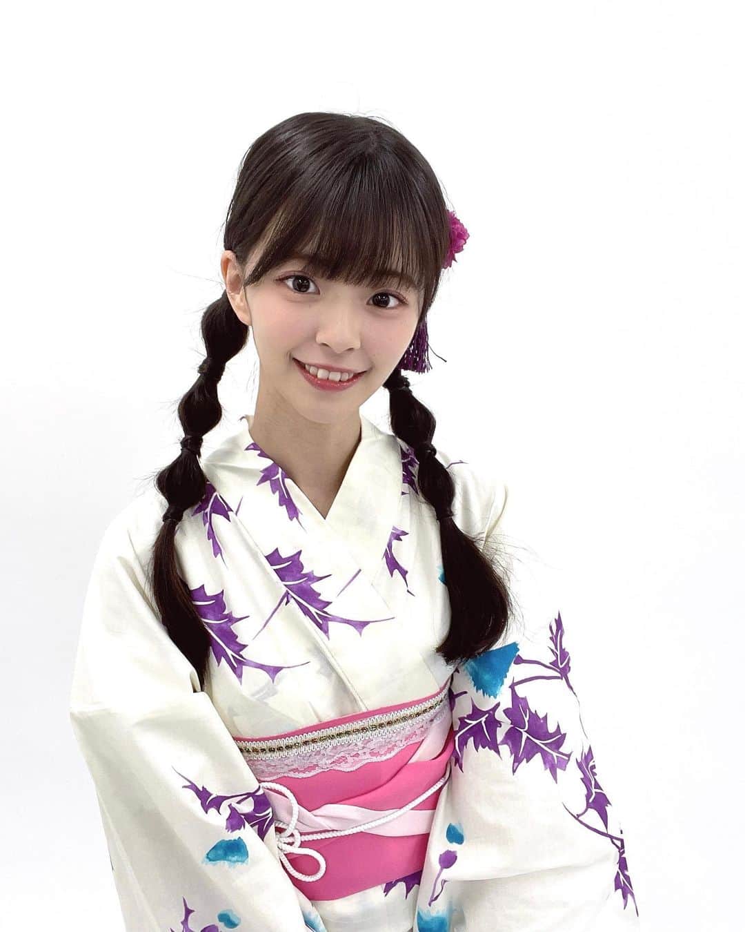 桜田彩叶のインスタグラム：「浴衣どう〜？ 今年は白い浴衣着させて頂きました 🤍 帯もめっちゃ可愛くしてもらった〜 🌷  #浴衣  #浴衣ヘアアレンジ  #玉ねぎヘアー  #三つ編みアレンジ」