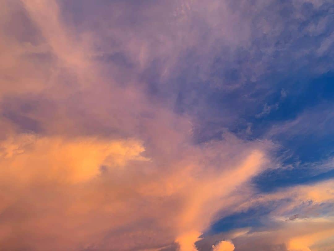 MIHOさんのインスタグラム写真 - (MIHOInstagram)「仕事終わって外に出たら虹が出て空が焼けてきて 空がアートでずっと見惚れた日🎨  みんなでご褒美time幸せだったね🌙🧡 w/@hascam_0307  @eriy.1222」7月27日 21時25分 - miho61r