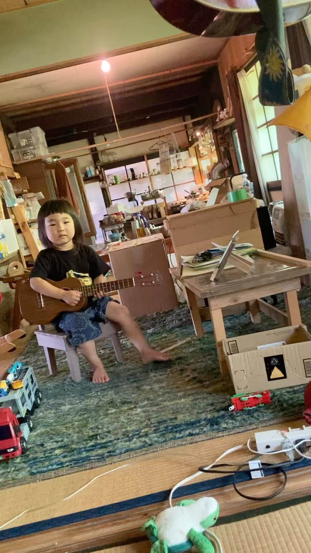 三宅洋平のインスタグラム：「3歳4ヶ月 3曲目のオリジナル『刺された』 ムカデに刺された事はあるが蜂に刺されたことは無いはずだが。  3years and 4month. His 3rd original tune. "Sasareta"(Bee stings) He has been stung by centipedes but should never has been stung by a bee.」