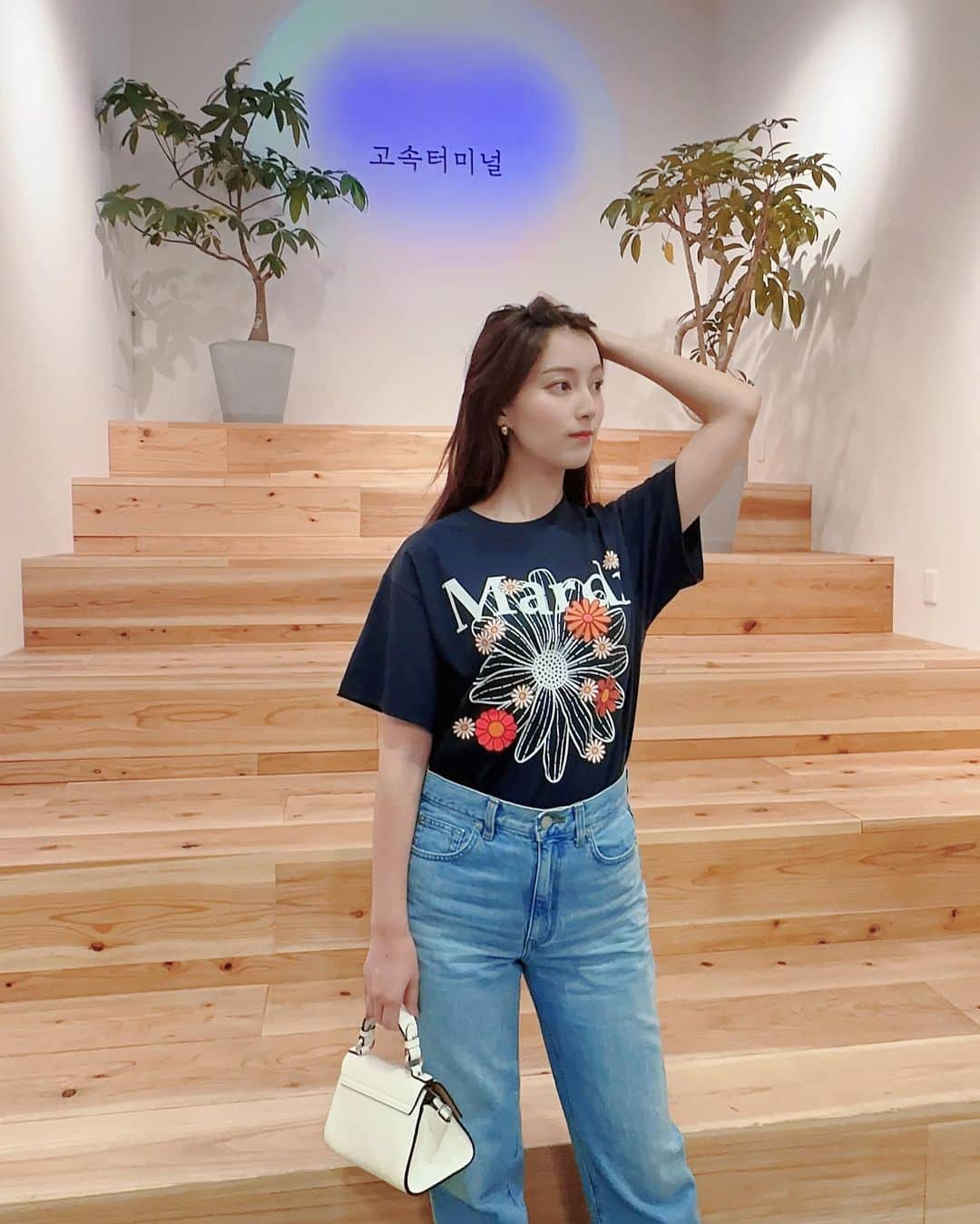 松原伊予菜のインスタグラム：「'  韓国で買ったmardiのTシャツやっと着た🌼👕  #mardi#mardimercredi#マルディメクルディ #ootd#code#コーデ#tシャツコーデ#韓国ファッション」