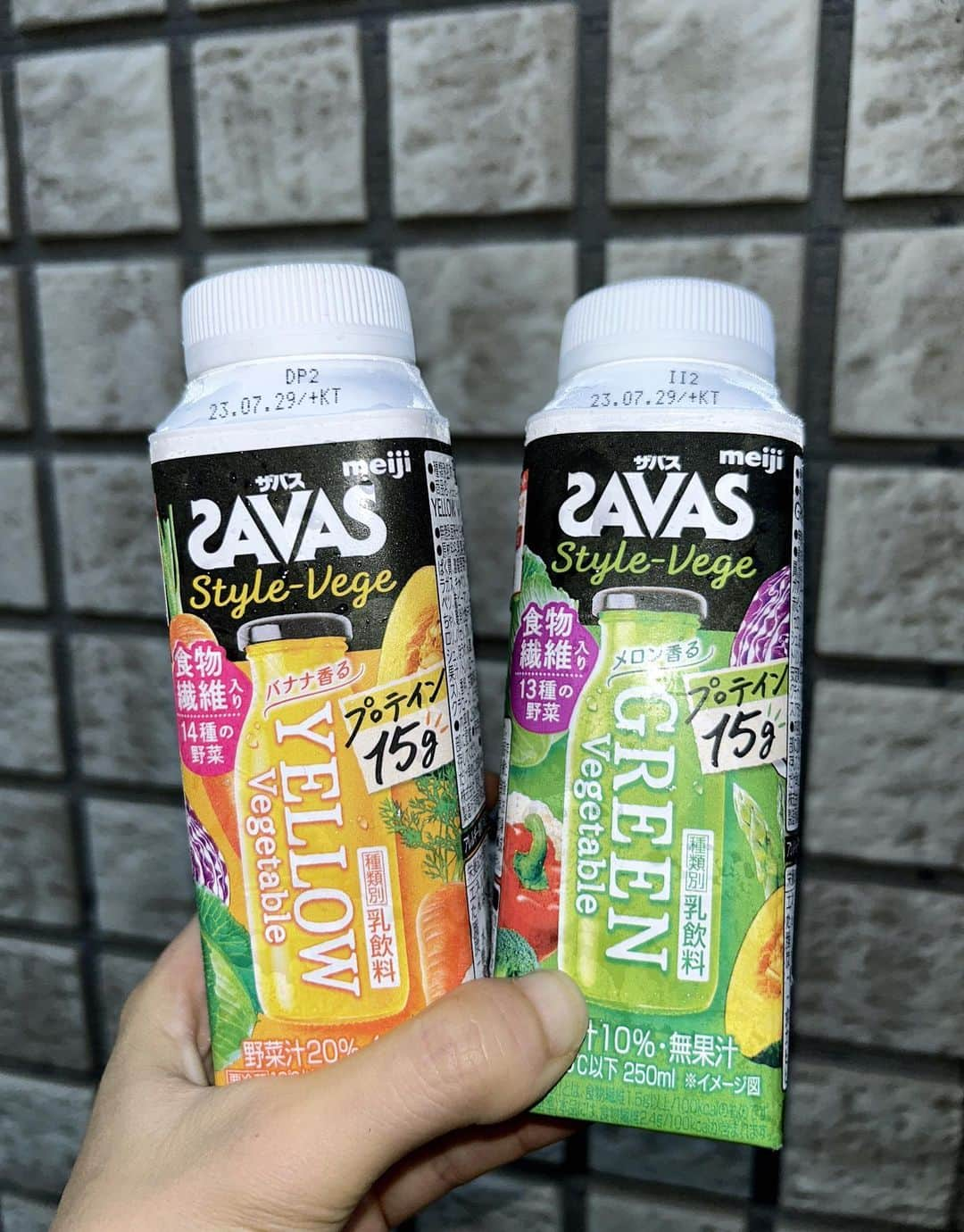 とももとももさんのインスタグラム写真 - (とももとももInstagram)「ザバスから新商品「ザバス Style-Vege」が発売されたよ！ 「プロテインを飲みながら野菜不足を補える」ってありそうでなかったからありがたいよね😳  味もフルーティーで運動後にも飲みやすい✨ プロテインと食物繊維も取れるからダイエット中の小腹満たしにも良さそう🫶🏻 ぜひ飲んでみてね！  #ad #savas #ザバス #プロテイン #筋トレ #フィットネス女子 #フィットネスモデル #桃戸もも #savasアンバサダー」7月27日 21時27分 - coco_max0610