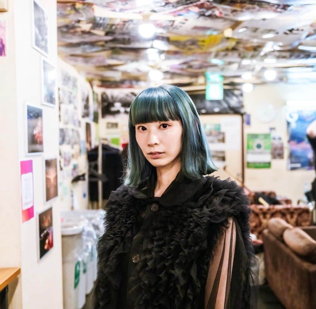 鎌野愛のインスタグラム：「オストライヒ×コシュニエ @ 味園ユニバース  大阪でのライブめちゃくちゃ楽しかったです。ありがとうございました！  2.3枚目は本番30分前に息子にミルクを飲ませている写真😂  📸 @sgwrkzk」