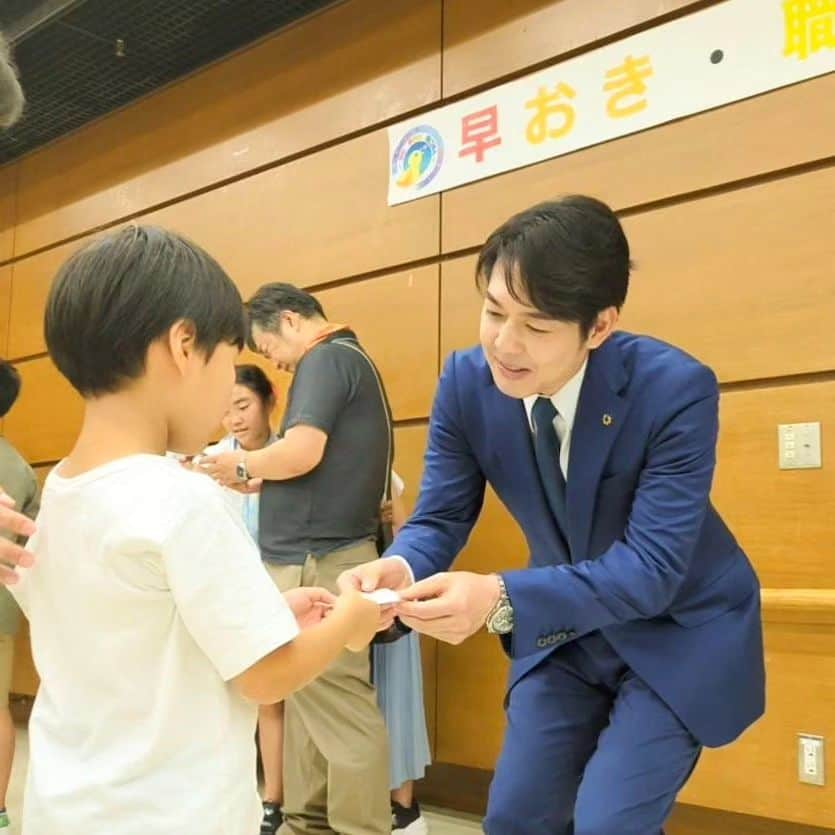 鈴木直道（北海道知事）のインスタグラム：「皆さま、今日もお疲れ様です☺⁡ 山梨から帰ってきたら北海道も暑くてびっくり😅 ⁡ 今日は道庁「夏休み・早起き職場見学デー」😁⁡ ⁡ 夏休みの小学生たちが、自分たちのお父さんやお母さんが働く姿を見学に来てくれました😆⁡ ⁡ 子どもたちはなんと手作りの名刺を持参して挨拶に来てくれました✨⁡ 子どもたちの人生初の名刺をもらえて光栄です😆 かわいいシールがたくさん貼ってあって💮⁡ ⁡ 「知事って知ってますかー？？」と聞くと⁡ 「はーい😆！！」と手を上げて元気な声🖐️⁡ ⁡ 後ろにいた道庁職員の保護者の皆さんが手を上げていないので、「お父さんお母さんは知事知ってますかー？」と聞くと「はっ！はーい😂」⁡ ⁡ 普段は見られない職場で働くお父さんやお母さんの姿、思い出に残ってくれるといいなと思います☺⁡ みんなが大きくなったら、道庁で待ってますね✨⁡ ⁡ ⁡ #夏休み #職場見学デー #職場見学  #名刺交換 #名刺 #手作り名刺⁡ #北海道ラブ #北海道 #北海道知事 #鈴木直道 #鈴木知事 ⁡ #hokkaidolove #hokkaido #suzukinaomichi⁡ ⁡ ⁡」