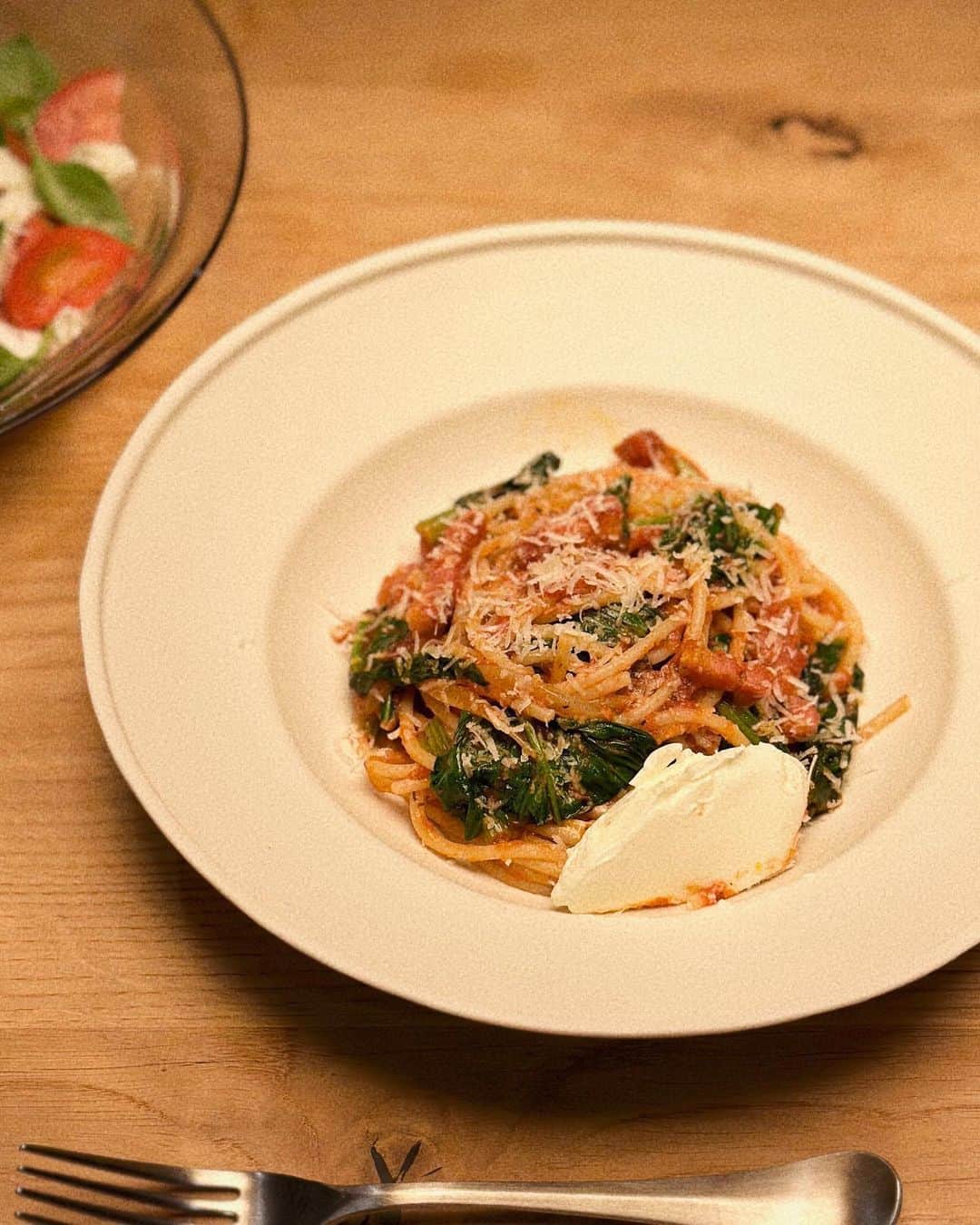滝沢カレンのインスタグラム：「久しぶりに会いたくなった トマトパスタです🍅  パスタはあまりおうちで作りませんが 作ってみました。  なぜなら、朝日ちゃん(朝日奈央ちゃん)がこの前に美味しいパスタセット作りをお誕生日プレゼント🎁にくれたので麺とソースを使ってみました。  当たり前にいる玉ねぎ🧅と こんなときに存分に切られるにんにく🧄と どこにでも連れていきたくなるほうれん草🥬で☺️  最後に、なんの経験も共にしてないマスカルポーネを部外者のように添えたら出来上がりです🍝  粉チーズも必ず振りかけましょう🌨️」