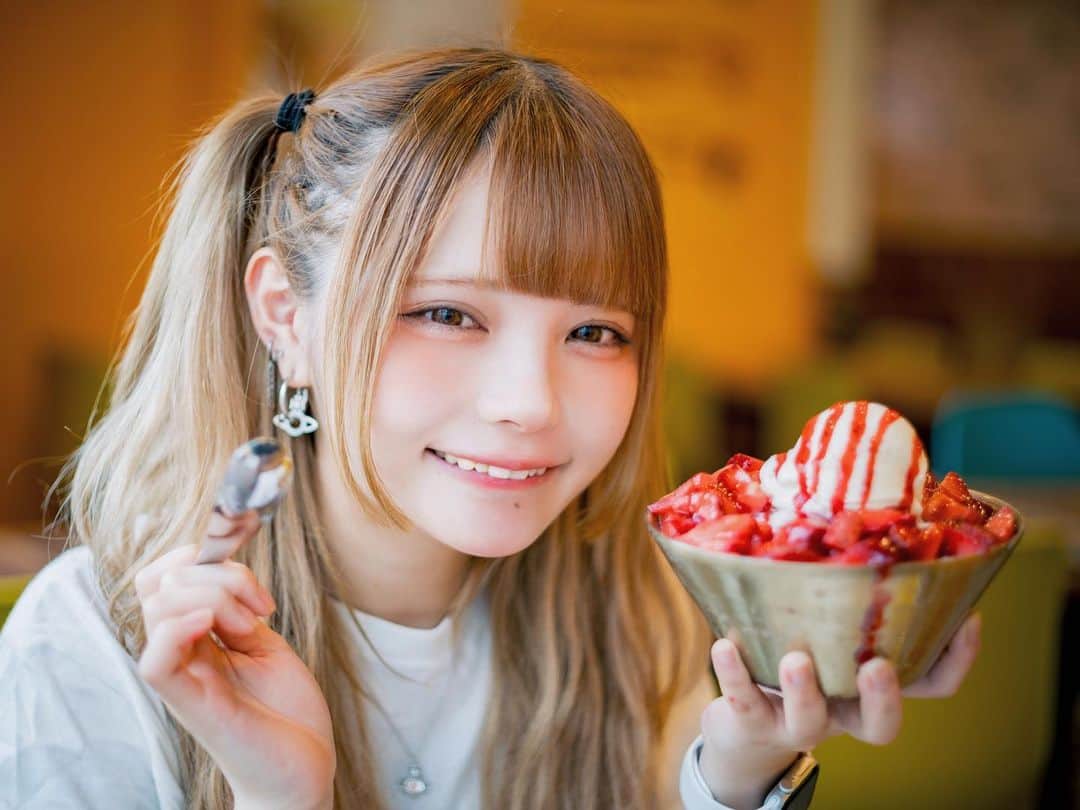 眠岸ぷりんのインスタグラム：「しかたない…ひとくちあげよう！」