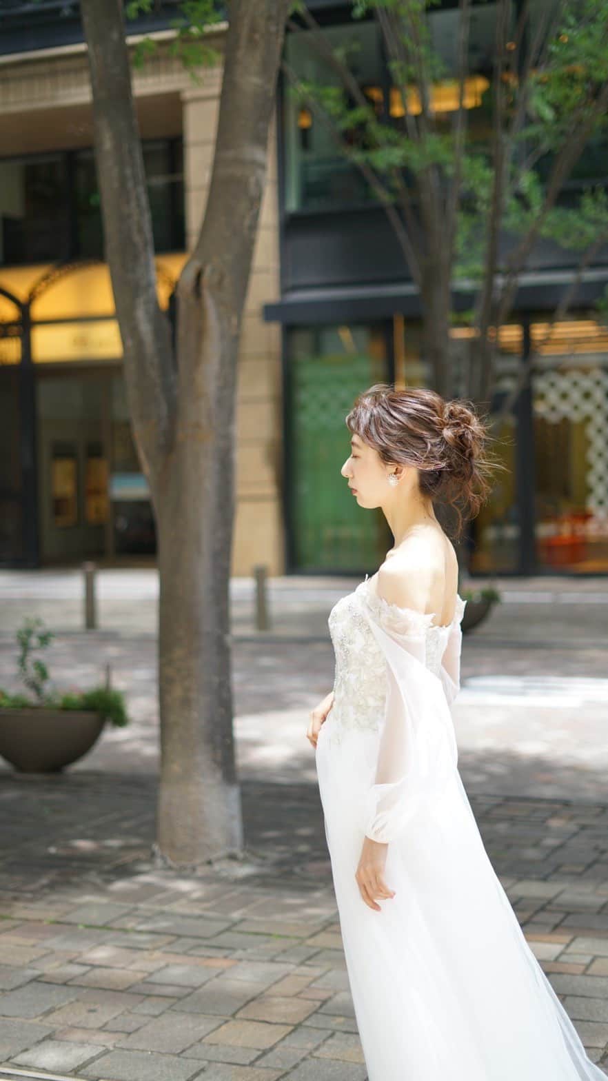 MIRRORのインスタグラム：「*** 「映える」と「なじむ」の両立  MIRRORMIRROR original collectionから 新しい花嫁スタイルが叶うドレスが登場！  @mirrormirror_jp / MMK0074  "純白の花嫁"という言葉があるように、 花嫁＝純白という印象が強い世の中。  「白」に「ゴールド」刺繍を施すだけで、 日本人女性の肌に自然になじみ、 ぱっと目を惹く華やかな印象が加算される。  風になびくシアーな生地は 適度な抜け感を演出し、 程よく空気をふくむスリーブは 女性らしい優しい表情を引き出す。  「花嫁＝純白」の概念を覆し、  新たに"ゴールド"を加算することで 新しい選択肢が生まれる。   #MIRRORMIRROR#ミラーミラー#インポートドレス   #ウェディングドレス#カラードレス#結婚準備 #オーダーメイドドレス#ミラーミラーオリジナルドレス  #鏡に映る自分を愛せるように#blissinthemirror #tg花嫁#プレ花嫁」