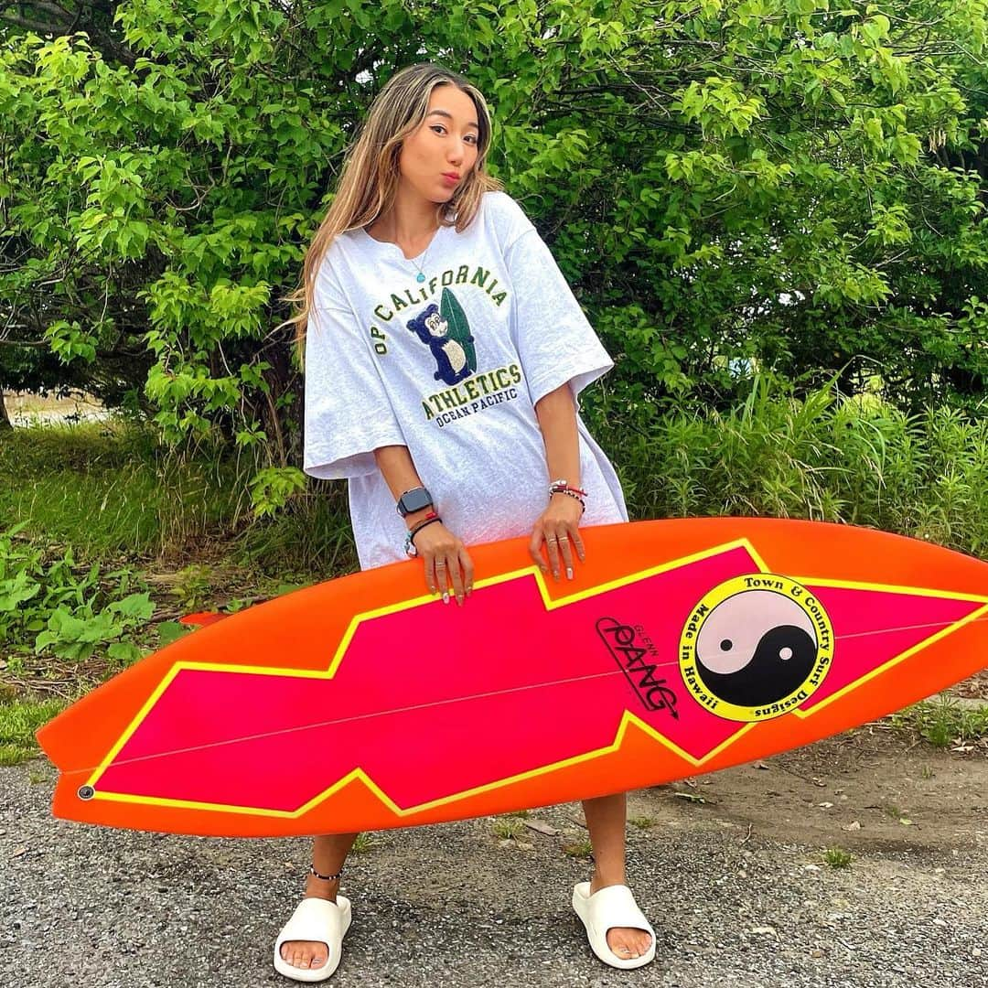 MAIMAIさんのインスタグラム写真 - (MAIMAIInstagram)「My fancy surfboard😍💕  最近は小波続きでロングとかミッドレングスが多かったけどサイズが上がってきたから明日は5'6のタウカンボード❤️ めっちゃ可愛いしスタイル抜群美女プロサーファーとセッションしちゃうよー😍 めっちゃ楽しみだし嬉しい🥰 YouTube撮影するのでみなさんお楽しみに💗💗 👚 @oceanpacific_officialstore  🩴 @freewaters_footwear  @freewaters_jp  🏄‍♀️ @tcsurfboards_jp   #oceanpacific  #townandcountrysurfboards  #tcsurf  #tcsurfboards  #hawaii  #glennpang  #サーフィン女子  #サーフィンライフ  #サーフィン好きと繋がりたい  #サーフィンのある生活  #波乗り女子  #surfgirl  #タウカン  #タウンアンドカントリー  #サーファーガール #波乗り好きな人と繋がりたい  #波乗りのある生活  #移住生活  #サーフボード  #クラシック  #一ノ宮海岸  #九十九里  #千葉サーフィン  #surfer  #surfergirl  #surferlife  #surfboard」7月27日 21時37分 - maimaidesuyan