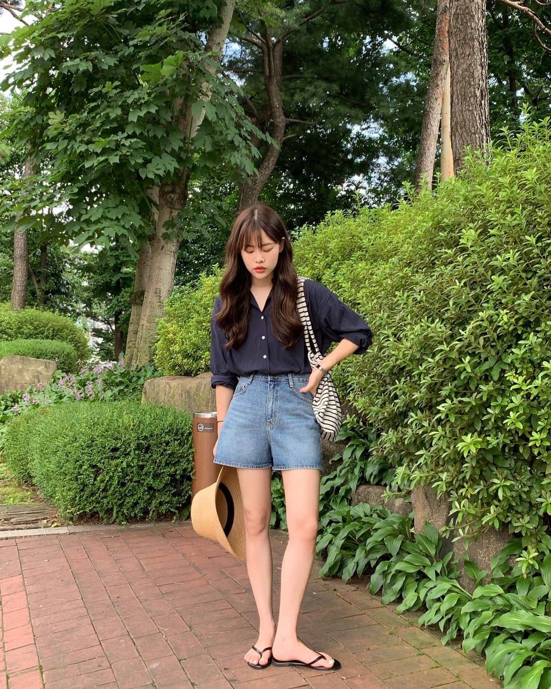 のインスタグラム：「휴가때 요렇게 입오야지..😌🩷 #BITETHEBULLET#바잇더불렛  + 업데이트 현황은 @bitethebullet.co.kr 요 계정에서 확인가능하세요🧚🏻‍♀️  + 사진속의 코디는 댓글로 문의주시면 업데이트시 안내 다이렉트 보내드리고 있습니다🥳✨」