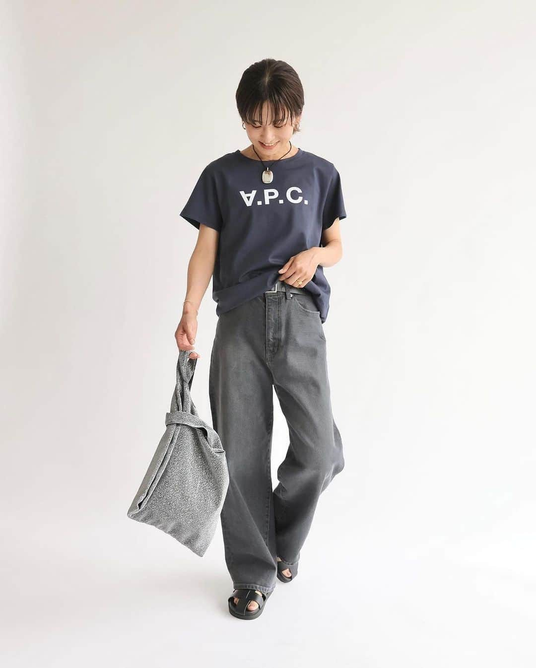 トライセクトさんのインスタグラム写真 - (トライセクトInstagram)「前回即完売のA.P.C. Tシャツが再入荷！ ⁡  JOURNAL STANDARD relume @js_relume  さらっと滑らかな生地感で着心地もよく、いつものコーデを高めてくれる上品な一枚。 ⁡ ⁡ フレンチベーシック好きはもちろん、 ブランドTは持っていない方も、いつもと雰囲気を変えたい日、にぴったりのおすすめTシャツです。 ⁡ 秋っぽさを感じるシックなトーン合わせで差をつけて。 ⁡ ⁡ -------------------- ⁡ 【A.P.C.】 T-SHIRT VPC ¥15,400(税込) no.23070463007720 ⁡ -------------------- ⁡  SUMMER SALE 👒 7.13 thu〜 店舗・オンラインストアともにサマーセールスタート！ 夏物を買い足すなら今がチャンス！ ⁡  　　 ＿＿＿＿＿＿＿＿＿＿＿＿＿＿🏷   いつも投稿をご覧いただきありがとうございます！  ベイクルーズ公式インスタグラムでは  WOMAN & MENの新作情報を毎日配信中📷  是非フォローしてね ♪  ▼▼▼  @baycrews ＿＿＿＿＿＿＿＿＿＿＿＿＿＿  #journalstandardrelume #baycrews#apc #アーペーセー #レリューム #ベイクルーズ#tシャツコーデ #ロゴt #カットソー #デニムコーデ #パンツコーデ# #大人コーデ #大人ファッション#シンプルコーデ #カジュアルコーデ #着回し #キレイめカジュアル#夏コーデ#夏物コーデ #20代コーデ #30代ファッション #30代コーデ#40代コーデ#着回しコーデ#トレンドコーデ #スタッフコーデ#スタイリング」7月27日 21時41分 - baycrews