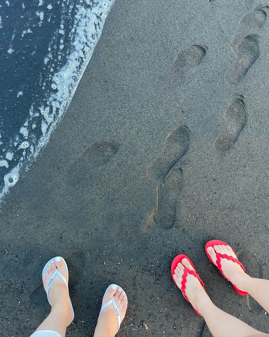 田中幸恵さんのインスタグラム写真 - (田中幸恵Instagram)「___ . 夏ーーー！って感じ🏝️  親子で たまたま被った白ワンピ🤍  ビーサンは同じブランドだけど デザイン違いで、娘のはナミナミで可愛い！  167㎝のわたしと 152センチの娘  capは色違いを交換っこ  小物はシェアできるから 嬉しい🫰  one-piece→ @hiand_official  sandals→ @ipanema.japan  cap→ @sea_japan   anna one-piece→ @bow.a_official  sandals→ @ipanema.japan  bag→ @vasic_japan  cap→ @sea_japan  #hiand  #ipanema  #sea_japan  #vasic_japan」7月27日 21時42分 - yukie__tanaka