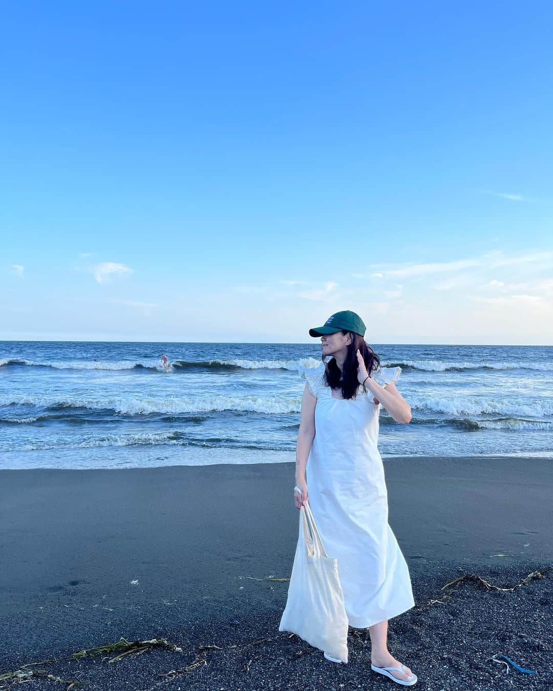 田中幸恵のインスタグラム：「___ . 夏ーーー！って感じ🏝️  親子で たまたま被った白ワンピ🤍  ビーサンは同じブランドだけど デザイン違いで、娘のはナミナミで可愛い！  167㎝のわたしと 152センチの娘  capは色違いを交換っこ  小物はシェアできるから 嬉しい🫰  one-piece→ @hiand_official  sandals→ @ipanema.japan  cap→ @sea_japan   anna one-piece→ @bow.a_official  sandals→ @ipanema.japan  bag→ @vasic_japan  cap→ @sea_japan  #hiand  #ipanema  #sea_japan  #vasic_japan」