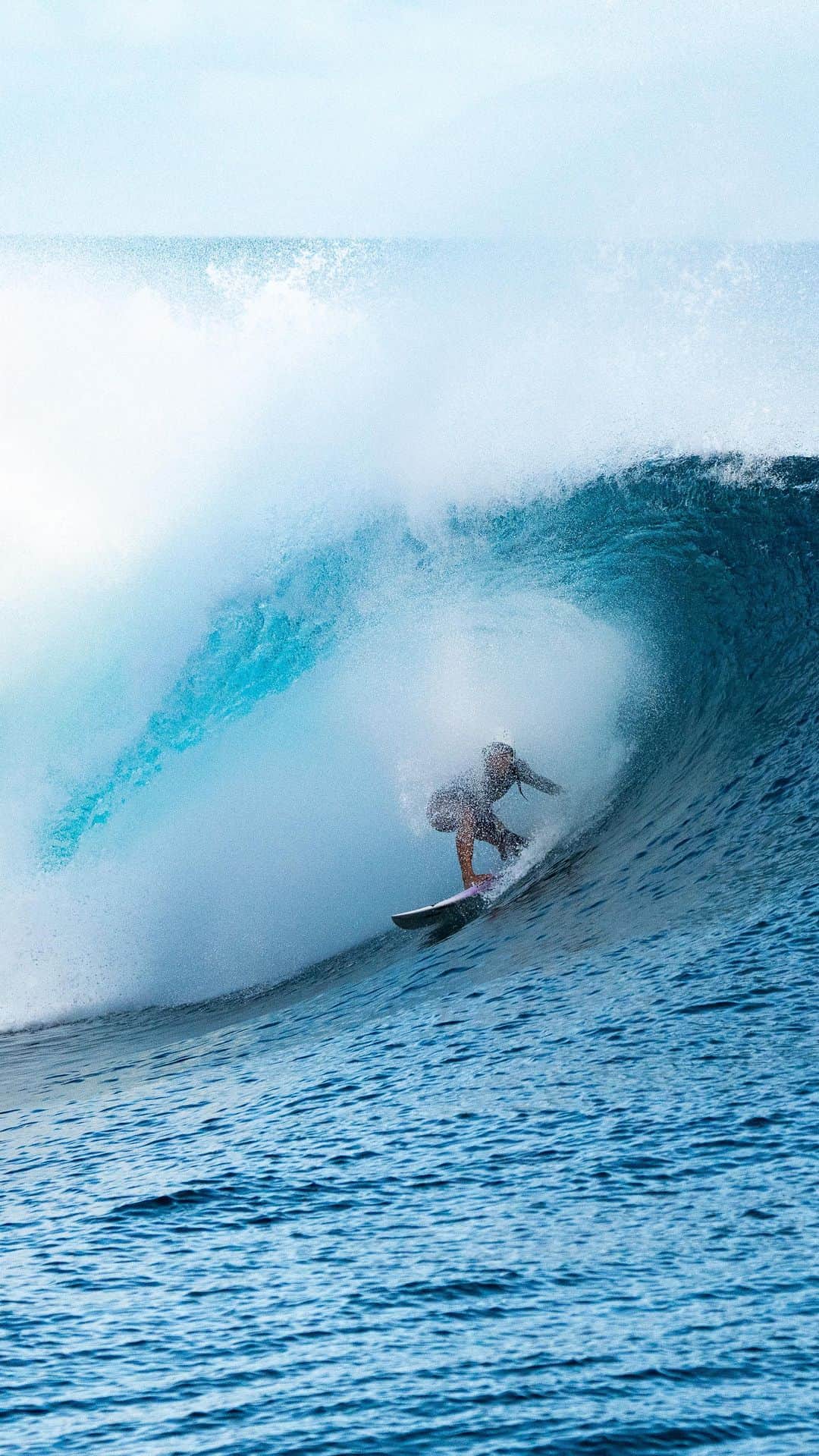 のインスタグラム：「Teahupo’o 🌴  @timmckenna 🙏🏻  @billabongwomensjp @billabongwomens @whitebuffalo_official @fcs_japan @hlna.jp @niketokyo @alliepr_jp @yogiteajp #yusurfboards #aerotech」