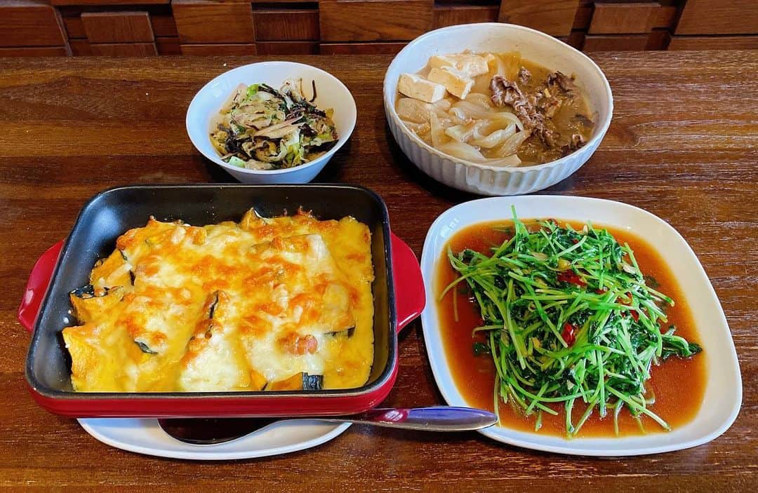 山崎ケイのインスタグラム：「🍚 かぼちゃのグラタン 豆苗炒め キャベツと塩昆布の浅漬け 前日の肉豆腐  🎃かぼちゃのグラタン🎃 玉ねぎとベーコンを炒めて、コンソメで味付け。そこに小麦粉を入れて粉っぽくなくなるまで炒めて、牛乳を少しずつ入れてとろみが出るまで混ぜる。それをレンジでチンしたかぼちゃの上に乗せて、チーズを乗せて焼きました🎃  #献立」