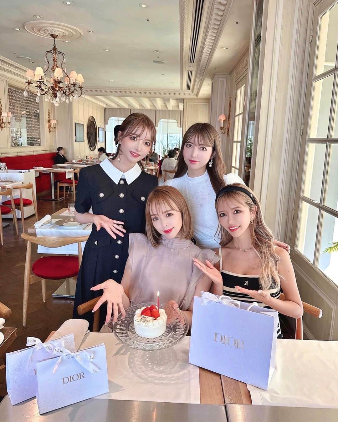 吉川ちかさんのインスタグラム写真 - (吉川ちかInstagram)「先日、るみちゃんの お誕生日会をしました☺️🩷 るみちゃんおめでとうございます！  いつも元気で姉御肌で みんなのお姉さん的な存在で 目標に向かって 頑張ってる姿や、 お仕事に対しても真面目で いつも凄いなって感心してます☺️🩷  体力あり過ぎてたまに びっくりする時もあるけど、そんな るみちゃんもパワフルでしゅごい！！って 思ってます🤣🩷w  改めておめでとうございます👏  #誕生日会#誕生日サプライズ#誕生日ランチ#おめでとうございます#女子会#女子会ランチ」7月27日 21時46分 - yoshikawachika_1116