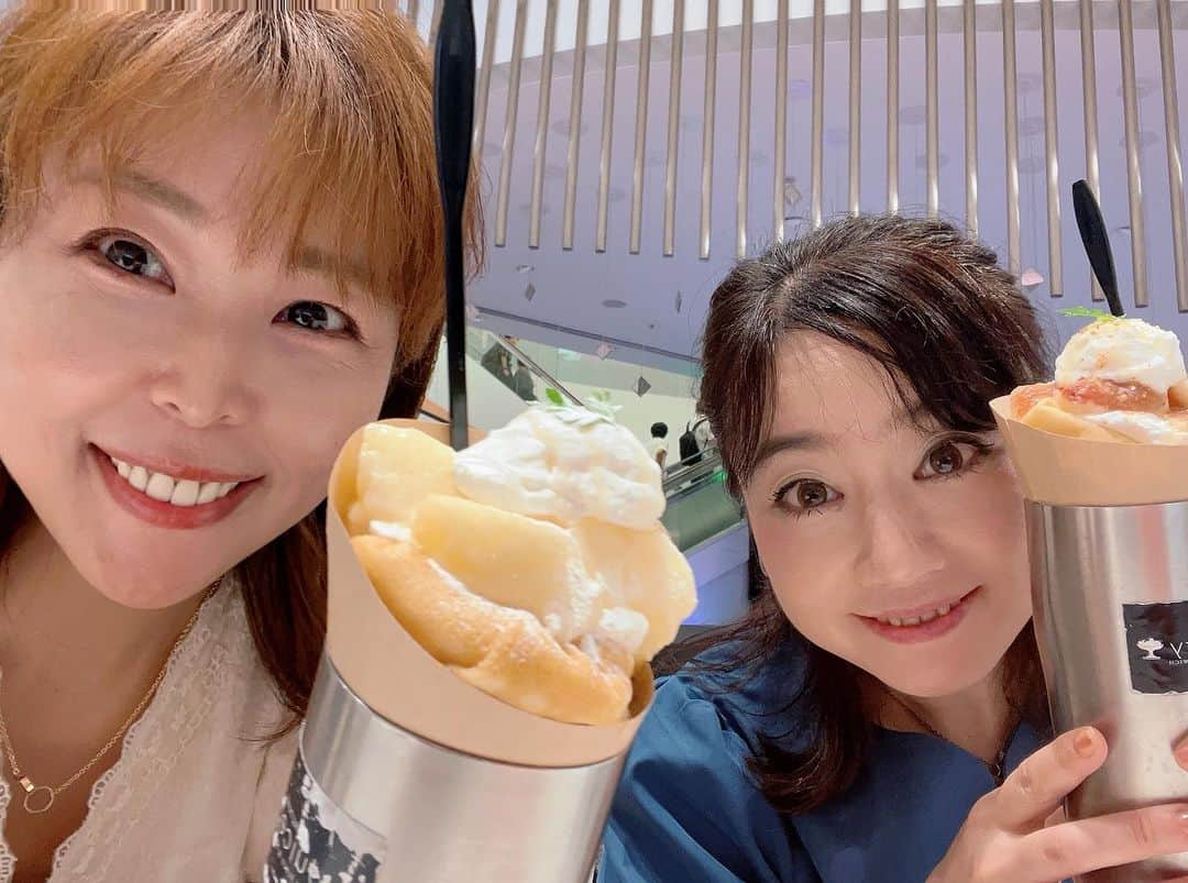 藤井日菜子さんのインスタグラム写真 - (藤井日菜子Instagram)「ここ最近のお休みに毎週ともちゃんとクレープ食べてた😄💕どっちもともちゃんでどっちもクレープ笑笑 子供の頃から本当にクレープ好きなんだわ😋 ジェラートピケのクレープも、心斎橋パルコに行った時に、通りかかったクレープ屋さんも桃がいっぱい乗ってたし美味でした🍑 #ピケカフェ  #ジェラートピケ  #ららぽーと門真  #クレープ三昧 #心斎橋パルコ」7月27日 21時47分 - hinakofuji