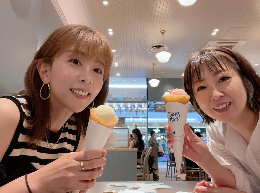 藤井日菜子のインスタグラム：「ここ最近のお休みに毎週ともちゃんとクレープ食べてた😄💕どっちもともちゃんでどっちもクレープ笑笑 子供の頃から本当にクレープ好きなんだわ😋 ジェラートピケのクレープも、心斎橋パルコに行った時に、通りかかったクレープ屋さんも桃がいっぱい乗ってたし美味でした🍑 #ピケカフェ  #ジェラートピケ  #ららぽーと門真  #クレープ三昧 #心斎橋パルコ」