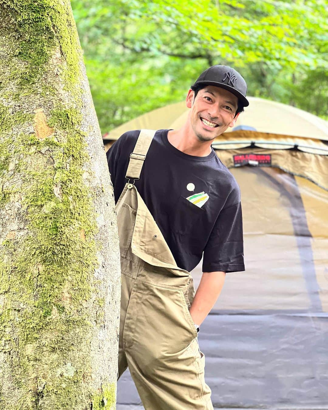 久保田裕之のインスタグラム：「久しぶりにキャンプっぽいキャンプをしたー🏕️ 仲良し家族と現地集合して、各々テント張り…タープの中に集まる！ これ最高に贅沢な時間🏕️ 山の上なので涼しくて気持ちよしー✨  サンドイッチTシャツ&エコバッグ 受注期間明日の12:00までです😄  #camping #camp #サンドイッチ#Tシャツ#エコバッグ#lifeissandwiches」