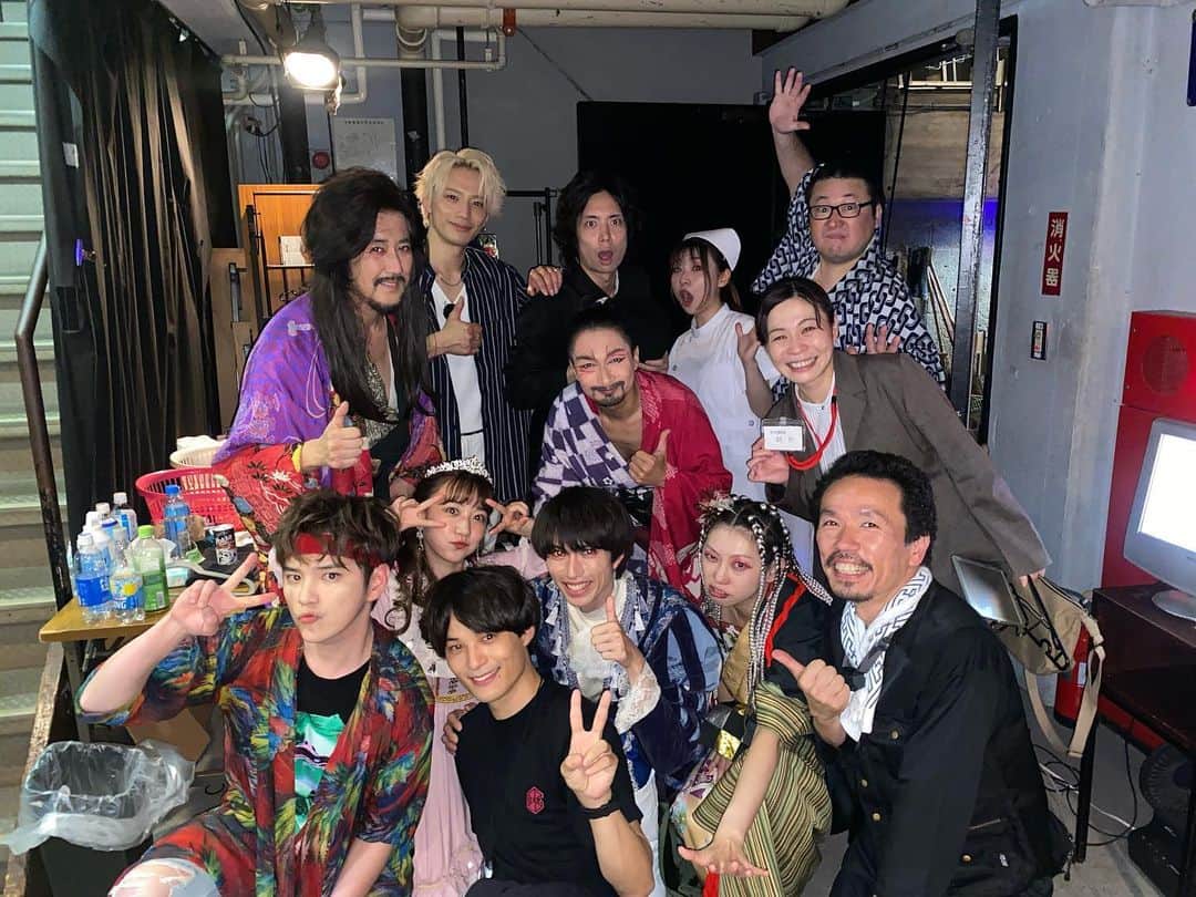 関根優那のインスタグラム：「◯ ⁡ 改めまして 舞台ダブルブッキング ご来場くださった皆様 本当にありがとうございました！ ⁡ ⁡ 紀伊國屋ホールと、新宿シアタートップス、 ⁡ 2劇場同時公演、劇場を行き来するなんて もう経験できないんじゃないかな。笑 ⁡ 毎回Twitterトレンド入りしたり、 たくさん注目していただきとても嬉しかったです◡̈⃝︎ ⁡ 真夏の中、4階から4階へ階段で移動して、外を走って、 毎日色んな意味でアツかった日々だったけど、 楽しくて刺激的であっという間に終わってしまったな〜。 ⁡ 素敵な作品に関わることができて幸せでした🫶🏻 ⁡ ほんとうにありがとうございました👸💐 ⁡ ⁡ 天空旅団ダダンダダン！ ⁡ ⁡ #舞台ダブルブッキング」