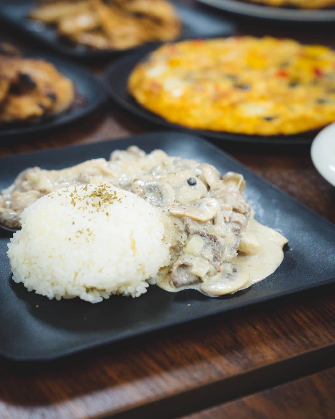 加藤理恵のインスタグラム：「@art.eco.diy のDIY企画。  今回は産地ダイレクトさん(@sanchidirect)から食材の差し入れ。 汗かき動きまくった体が大喜びの 黒毛和牛のビーフストロガナフ✨✨  辛味調味料たち。  様々なお店や会社から 差し入れや廃材をいただいて、 少しずつ豪華なリノベーションになってきている😆✨ 今更やってきた青春感(笑)！！  どうなっていくのか…… お楽しみにーー こちらのアカウントで発信していくのでフォローよろしくね♪ → @art.eco.diy   リノベーションしてるのはこちらの施設。 まもなくサウナもオープン！またお知らせしまーす✨ CAMPiece横芝光(@campiece_yokoshibahikari) . . . #産地ダイレクト #magma #campiece横芝光 #campiece  #キャンプ場 #千葉キャンプ #千葉キャンプ場」