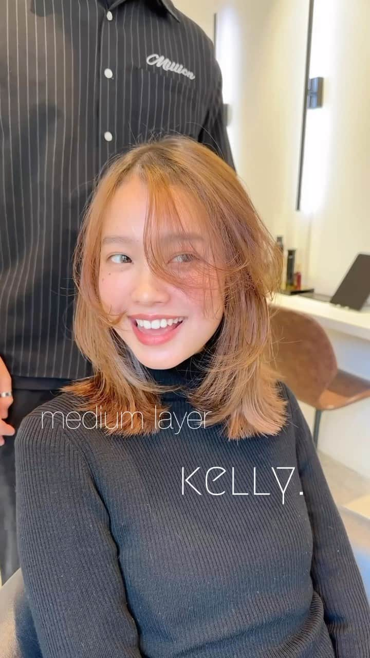 齋藤純也のインスタグラム：「ミディアムレイヤースタイル✂︎  柔らかい動きと束感のあるヘアスタイルがこだわりです 骨格と輪郭と髪質に合わせて誰よりもその人に馴染むデザインを♩  ✴︎PRICE✴︎ カット✂︎7700円 カラー✂︎7700円  カットなしの場合シャンプーブロー料金+2200円 カラーはトリートメントin処方で圧倒的な艶感と手触りをプラスします。 ブリーチor3Dハイライト施術はプラス7700円です。 パーマ✂︎7700円 トリートメント✂︎種類多数によりカウンセリングで決めさせていただきます。5500円〜11000円 縮毛矯正✂︎17600円、前髪のみは6600円 ・ ネット予約が×の所もお電話かDMで時間調整できますので気軽にご連絡ください！ kelly.表参道本店　A1出口より徒歩45秒 東京都渋谷区神宮前5-2-5 JY表参道ビル２Ｆ kelly. ・ ・ ✔️群馬県伊勢崎市で出勤するスケジュールは隔週水曜日です。 群馬店は料金が異なります、お問い合わせください 群馬のご予約はＤＭまたは ホットペッパービューティーで  kelly. by L.O.G 検索✂︎ 在籍日程が少なくて申し訳ありません。 薬剤は最新のものを揃えました 群馬県伊勢崎市宮前町146-1」