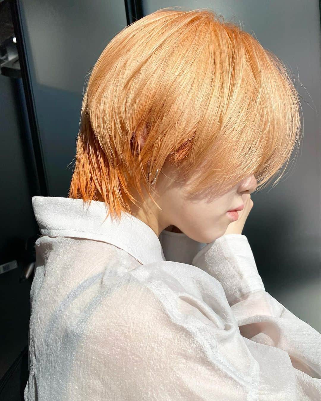 のインスタグラム：「〝pale orange〟  ペーパーリタッチについて⇨  髪を守るというところでエバーメイトのコールドペーパーがお気に入りです‼︎  ペーパーが柔らかくブリーチ毛との繋ぎ目にフィットしやすいのもいいですよね✔︎」