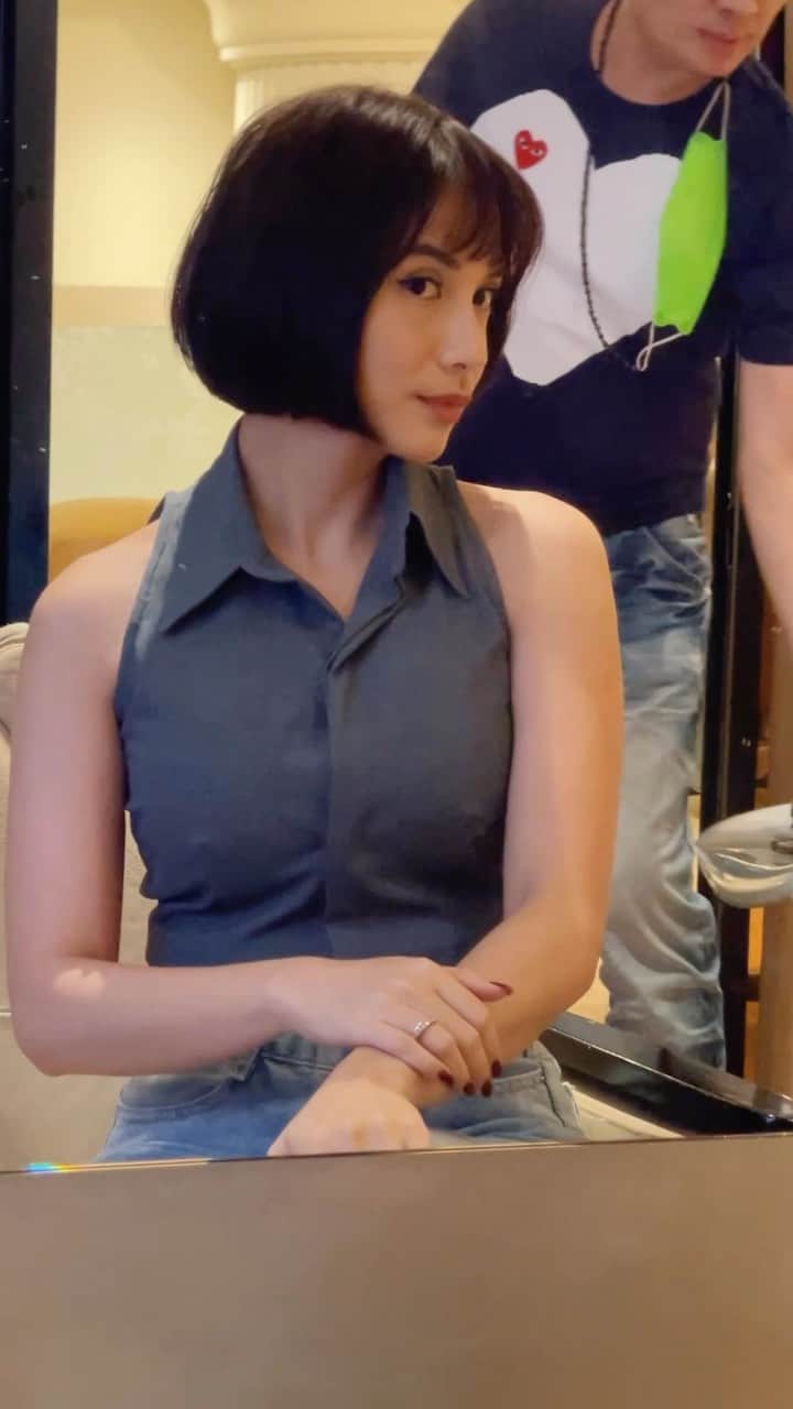 チェルシー・オリビアのインスタグラム：「Finally, Hello short hair🥹💇🏻‍♀️」