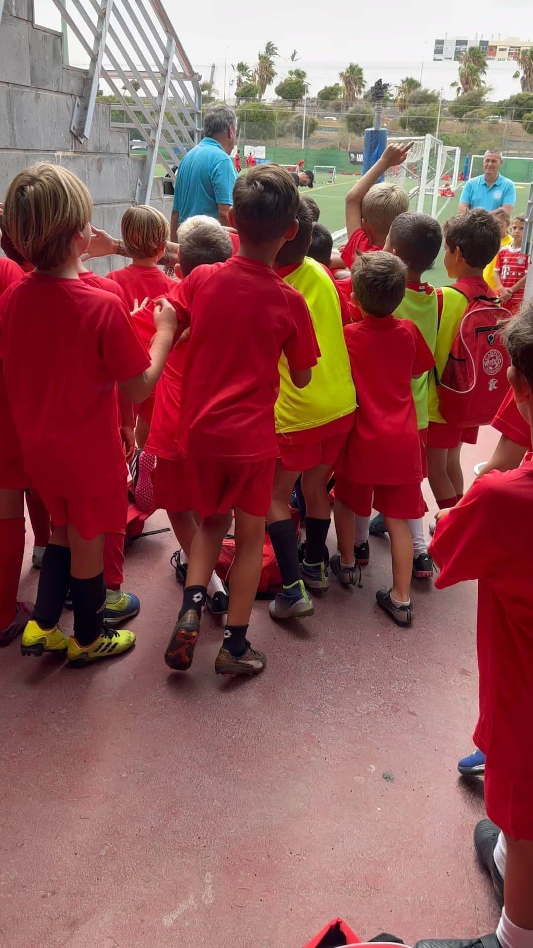 ビクトル・マチン・ペレスのインスタグラム：「En nuestro campus, disciplina y diversión van de la mano. La felicidad de los niños es nuestra mayor recompensa. 🙌⚽️❤️」