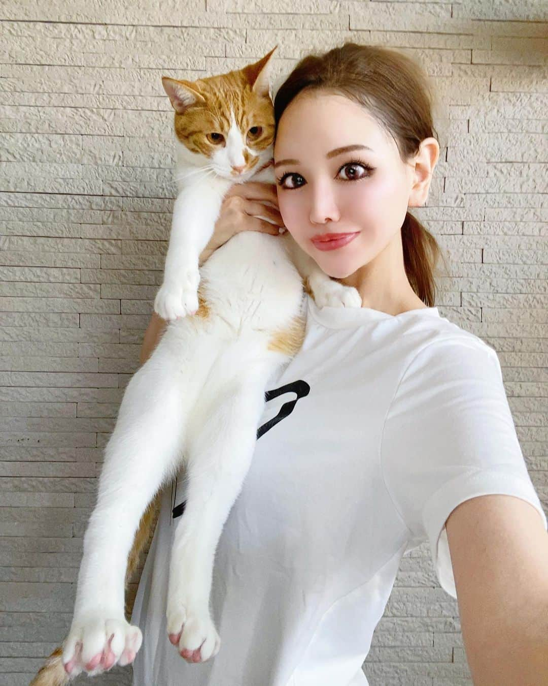 桜ゆみのインスタグラム：「ファム吉🐈 ぜんぜん乗り気じゃないファムと、 ぜんぜん盛れてないわたし。笑  ねこさんと写真撮る時は自分の写りよりも ねこさん最優先すぎてもう諦めた😅🌼  ずいぶん長い猫に育った🐱 うちに来てからはまだ9ヶ月だけど 今月で1歳になった双子🐈🐈  いつも同じようなこと言ってる気がしてるけど 二人とも本当に無事に大人になれてよかった😭💞 拾ってくれるひとがいてよかった😭💞 暖かい家で冬を越せてよかった😭💞 涼しい家で夏を過ごせてよかった😭💞  毎日セクハラされて撫で回されて、 大変なこともあるとは思うけど（私のせいで）😅 本当に生きててくれてありがとうだよ😭🩷🩷  世の中のねこさん、みんなが幸せになれる世界になって欲しい😭💞  保護猫活動できる大人になりたいから、お仕事諸々頑張りたいです🥺✨  . #保護猫と暮らす #1歳になりました」