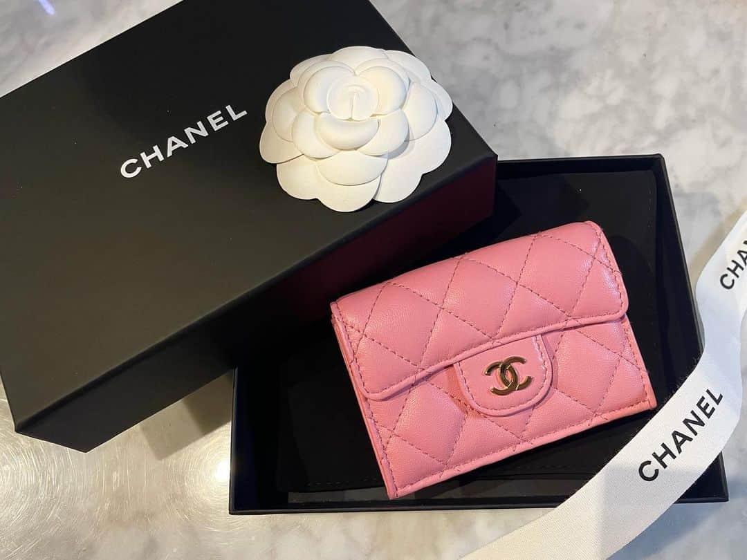 ともさんのインスタグラム写真 - (ともInstagram)「@chanelofficial  ありがとう🎁 大切に使う❤︎  #present#pink#wallet #ミニ財布#ピンク財布 #誕生日プレゼント」7月27日 21時56分 - tomo0510nagi