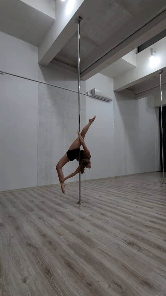 ゴーダ・ブトクテのインスタグラム：「Always fun time at @vipera_academy  . . . #poledancing #polesport #alegra #alegrapoledance #flexibility #dance #radio #lithuania #kaunas #aerial #pole」