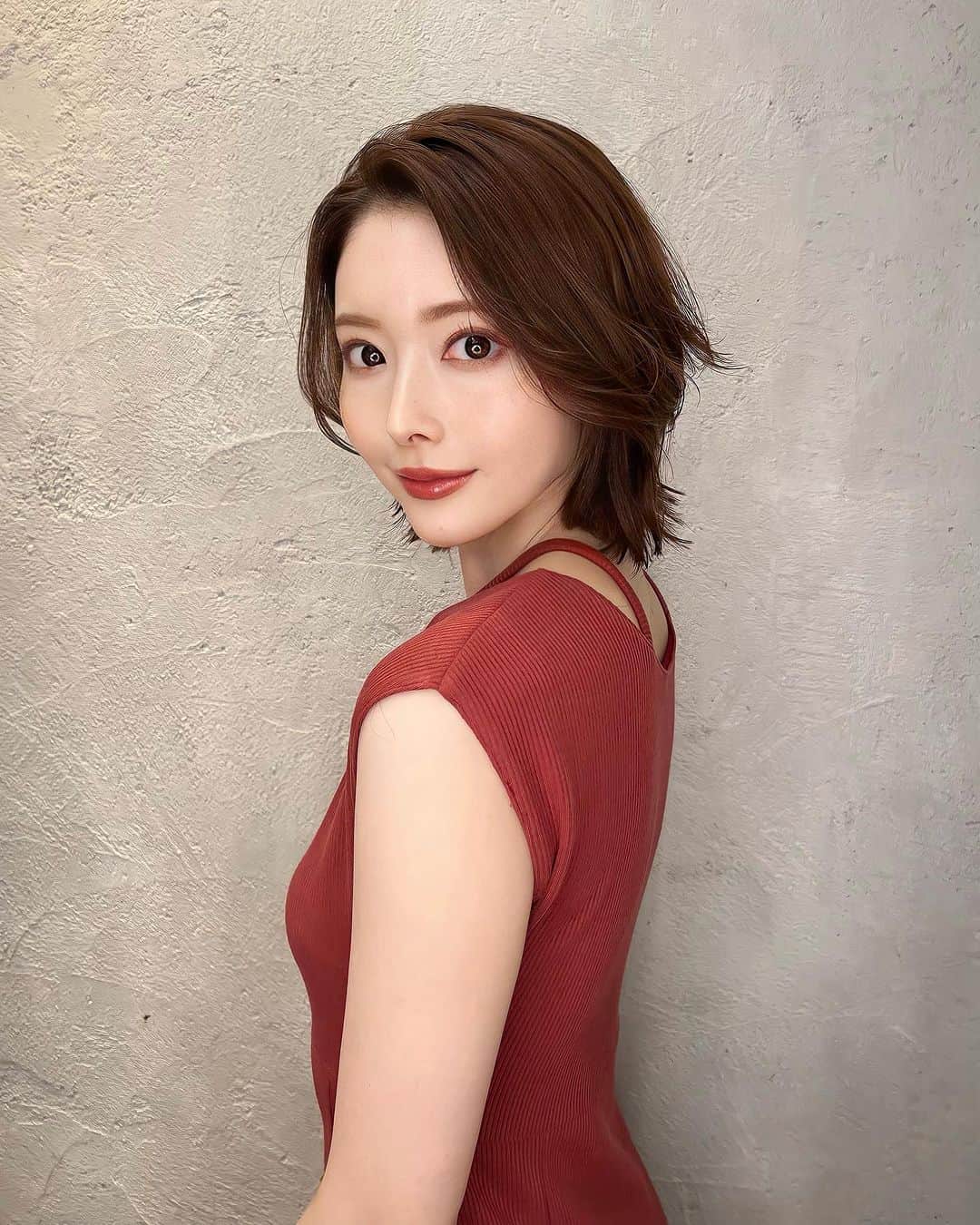 松田唯花のインスタグラム：「今日フジテレビの放送を観てくださった方々、ありがとうございました☺️🌍 たくさんの方からフォローいただき嬉しいです🙏  テレビでは長かった髪ですが、ばっさりショートにしちゃいました！笑  まだ長い髪のときの投稿が溜まっているので、今後の投稿は長い髪とショートのが混ざりそうです😚  このショートヘア、昨日ストーリーにアップしたらいっぱいDMいただいて嬉しかった🙏💕 好評で良かったぁ🥹  ボーイッシュにならないように「セクシーなショートにしてください！」ってオーダーしました。笑  カット、カラー、トリートメントをしてくれた美容師さんは平田さんです💛 @_asuka_hair   巻きやすいようにレイヤーも入れてくれてセットの仕方も教えてくれたので、中学生ぶりのショート楽しめそう！😆  DMで「私もショートにしたくなりました」って来たけど、みなさんぜひお揃いに！🤝 首周り涼しくて快適だよ〜✨  ショートにしたことでファッションのテイストもちょっと変わりそうな予感！  このとき着ているワンピースは『RESEXXY』です。 首元が可愛いよね☺️ @resexxy_official   みなさん、ショートとロングどっちが好きかな🤭  #イメチェン #resexxy」