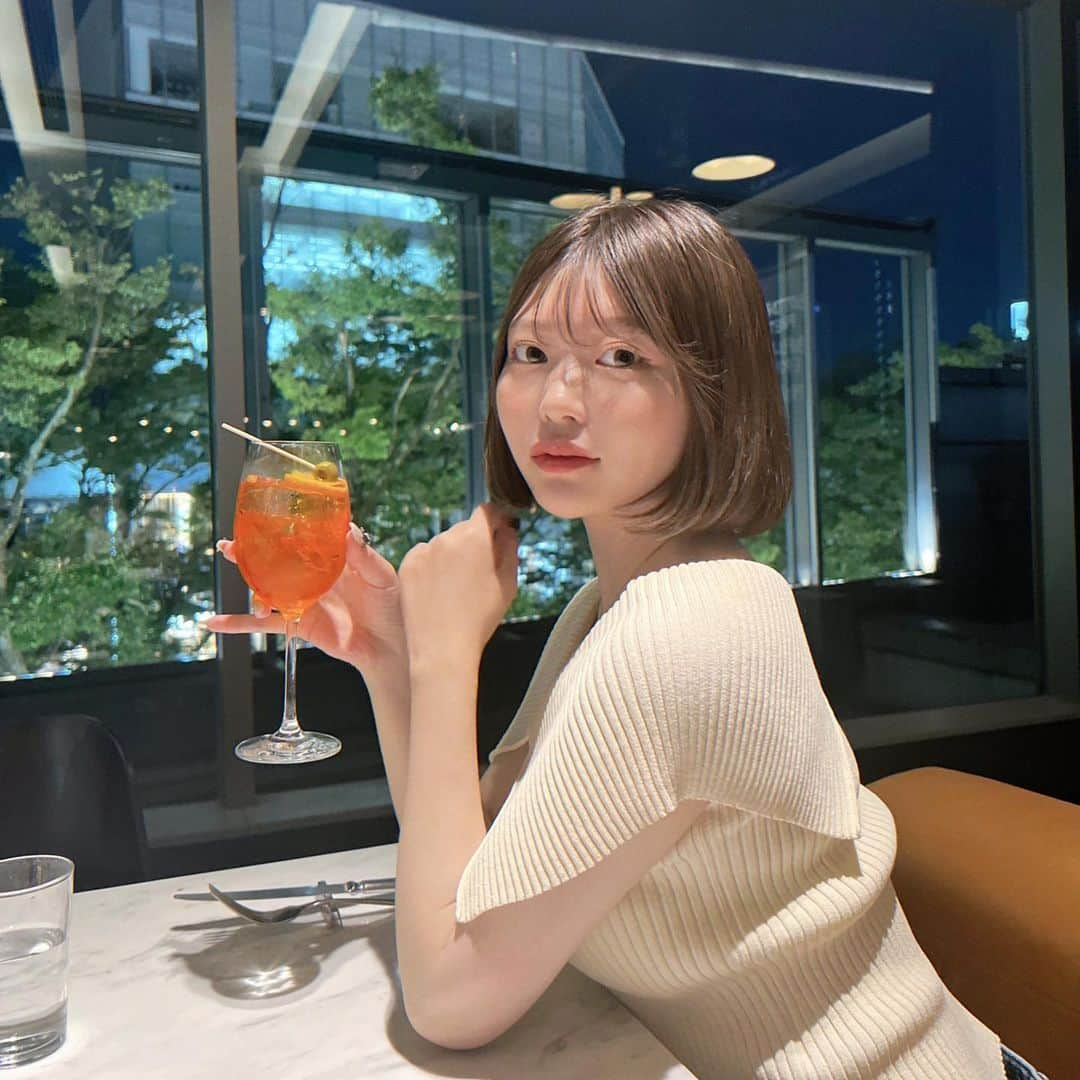 古関れんのインスタグラム：「𝐹𝑅𝐴𝑇𝐸𝐿𝐿𝐼 𝑃𝐴𝑅𝐴𝐷𝐼𝑆𝑂 𝐽𝐴𝑃𝐴𝑁🍹🤍 ⁡ かわいいカクテル二杯も 飲んじゃった夜🌉 コース終始ずっと おいしくてお腹いっぱいに ⁡ 表参道ヒルズにこんな素敵な イタリアンあるの知らなかったから おすすめ♡ ⁡ #fratelliparadiso  #fratelliparadisojapan」