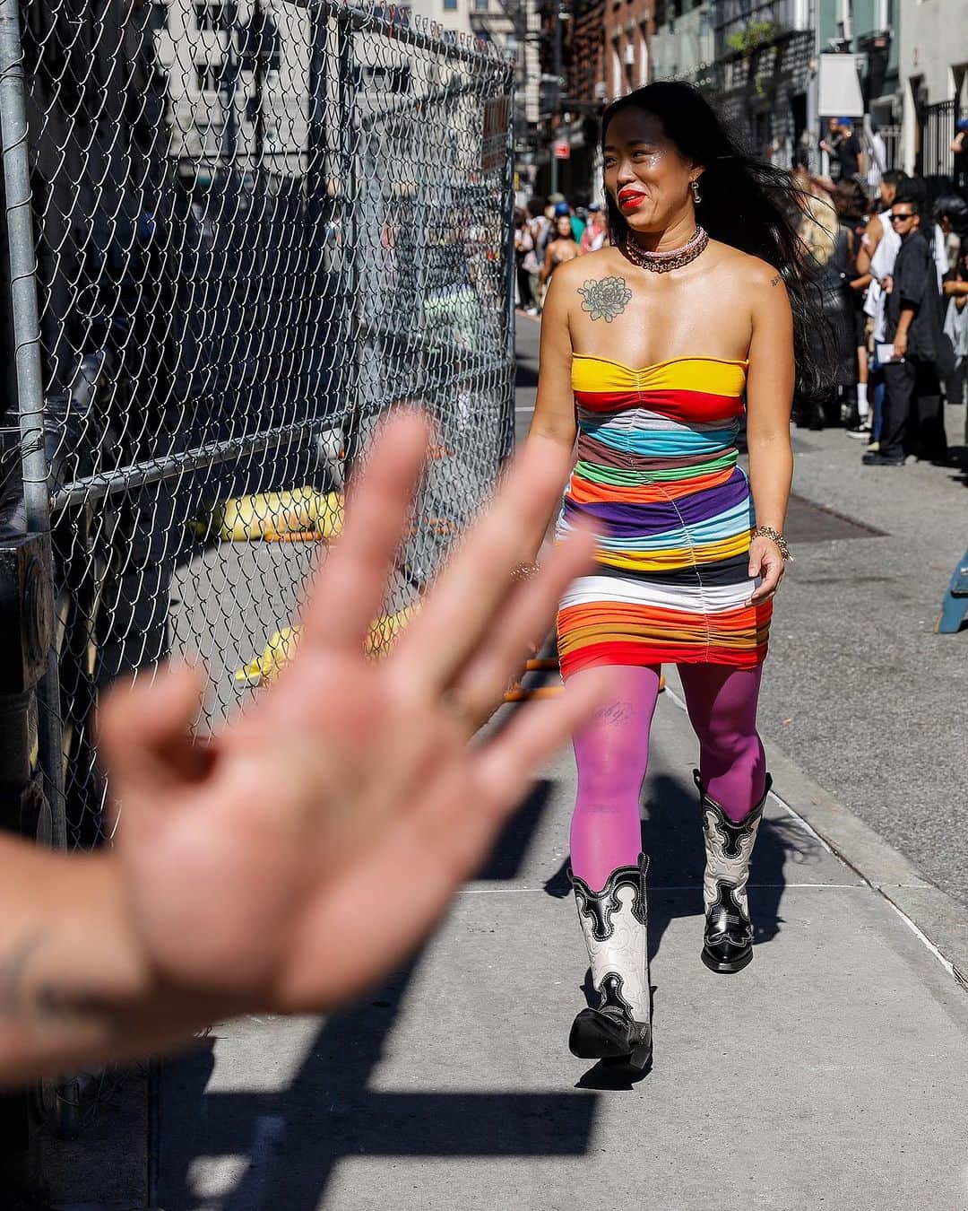 Lee Oliveiraさんのインスタグラム写真 - (Lee OliveiraInstagram)「The "In Motion" series remains an exceptional showcase of authentic street style, showcasing the outside fashion shows.  Each frame exudes an inexplicable sensitivity, capturing the essence of individuals in the bustling streets of downtown Manhattan.   The series effortlessly blends beautiful outfits with the raw charm of urban culture, offering a refreshing and contemporary perspective on modern fashion. It's an ode to the vibrant pulse of city life, where style becomes a canvas for personal expression and creativity.」7月27日 22時00分 - leeoliveira